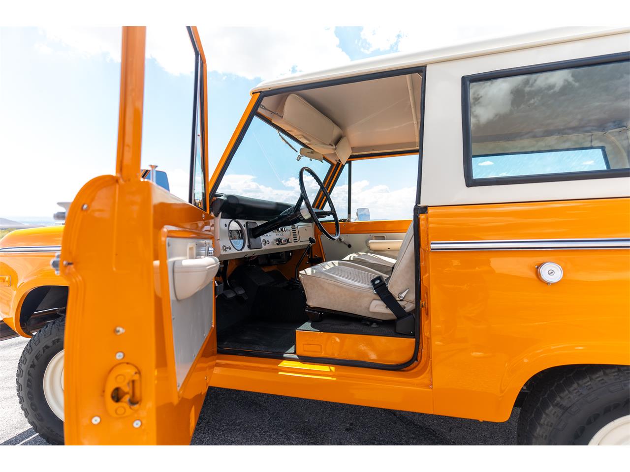 Ford-Bronco-1974-Bold-orange-White-12