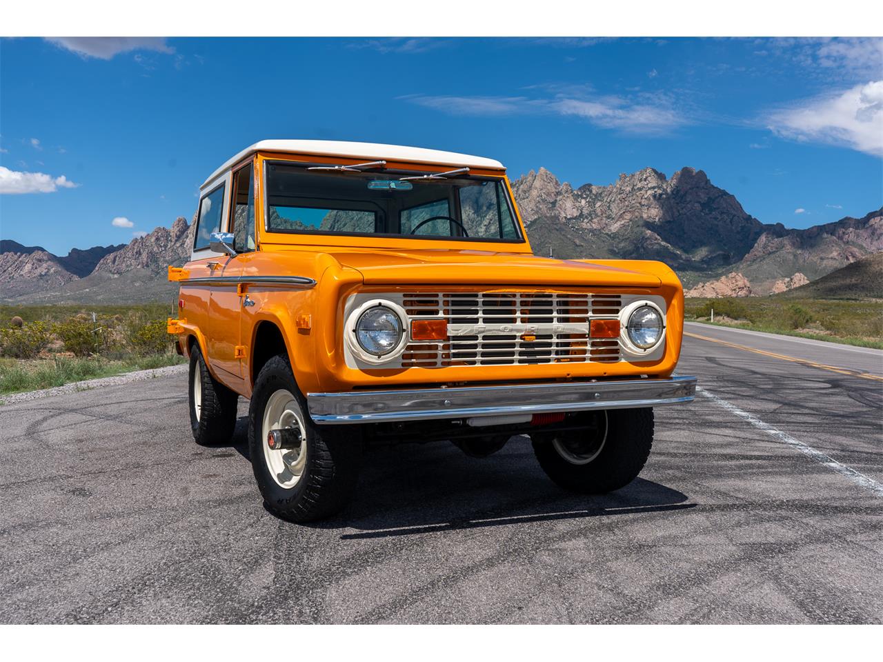 Ford-Bronco-1974-Bold-orange-White-15