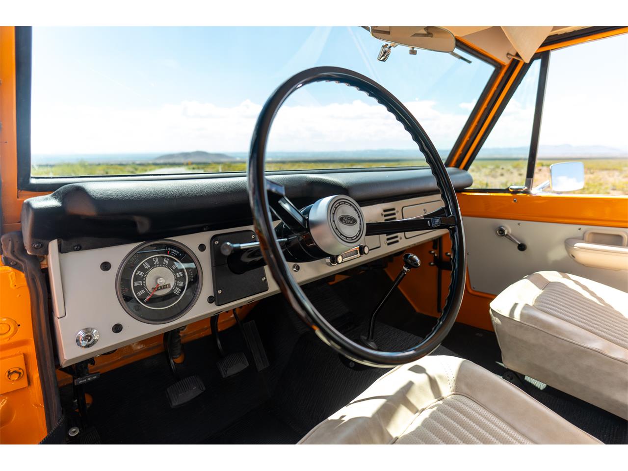 Ford-Bronco-1974-Bold-orange-White-2