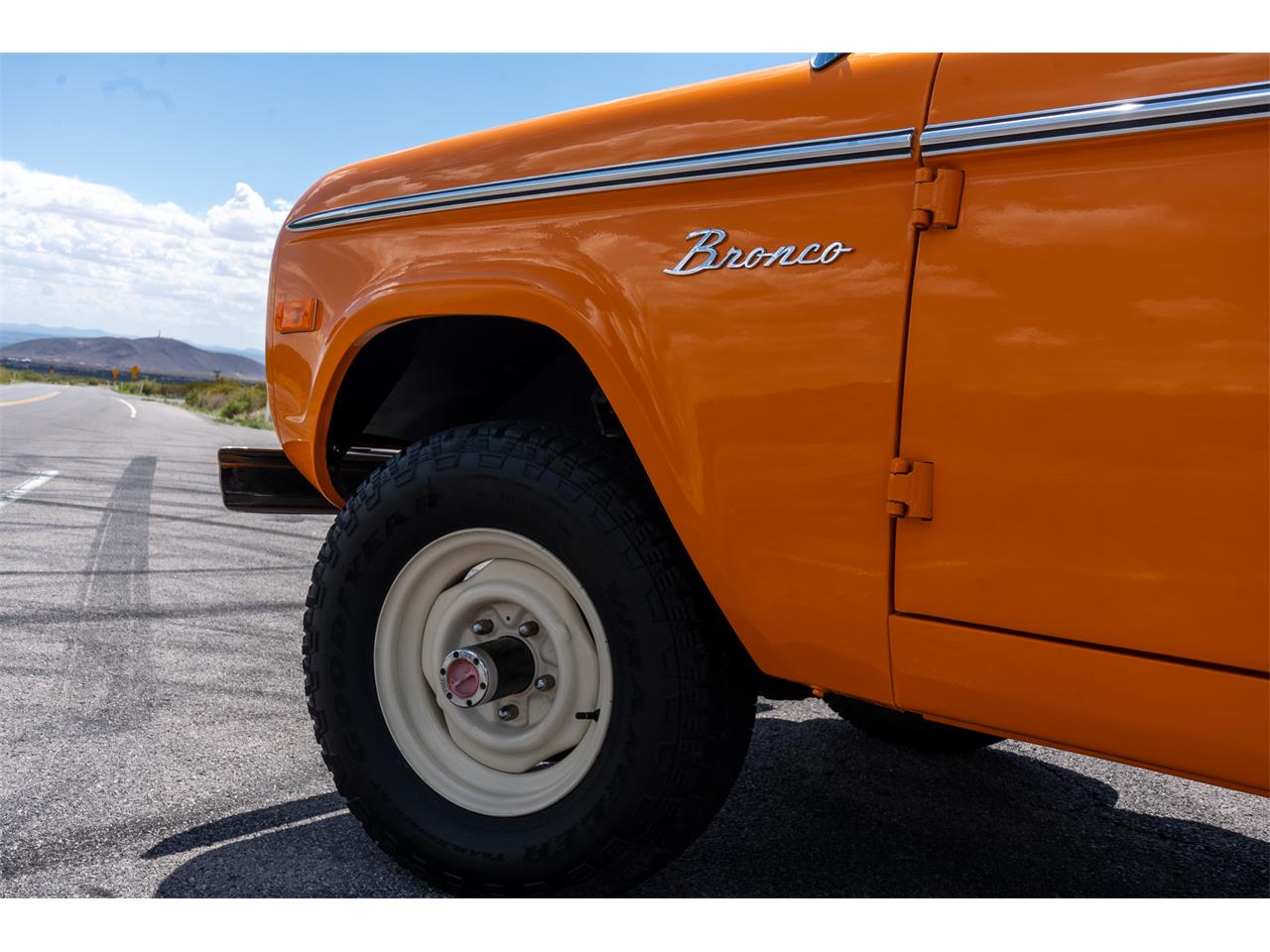 Ford-Bronco-1974-Bold-orange-White-20