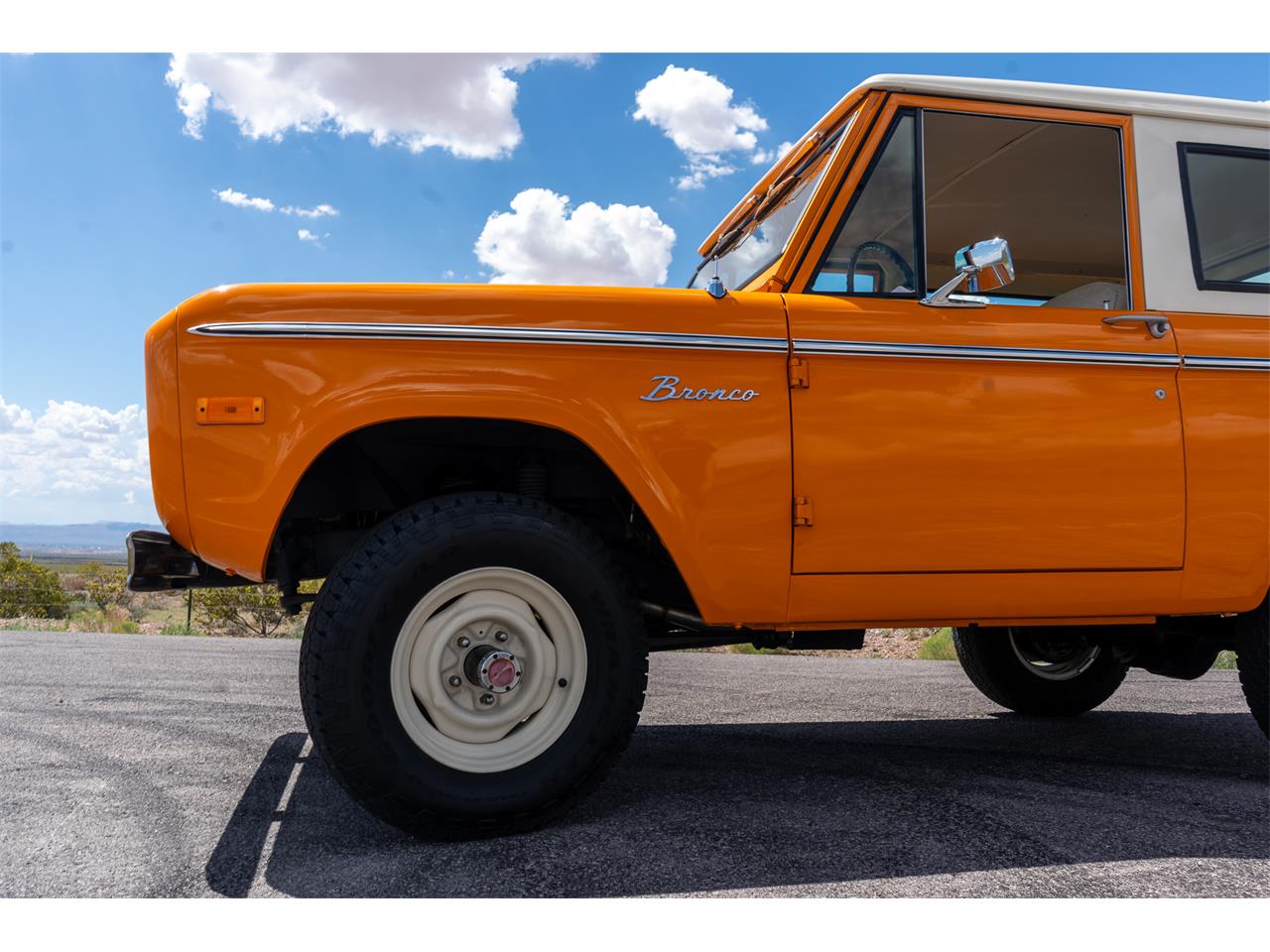 Ford-Bronco-1974-Bold-orange-White-21