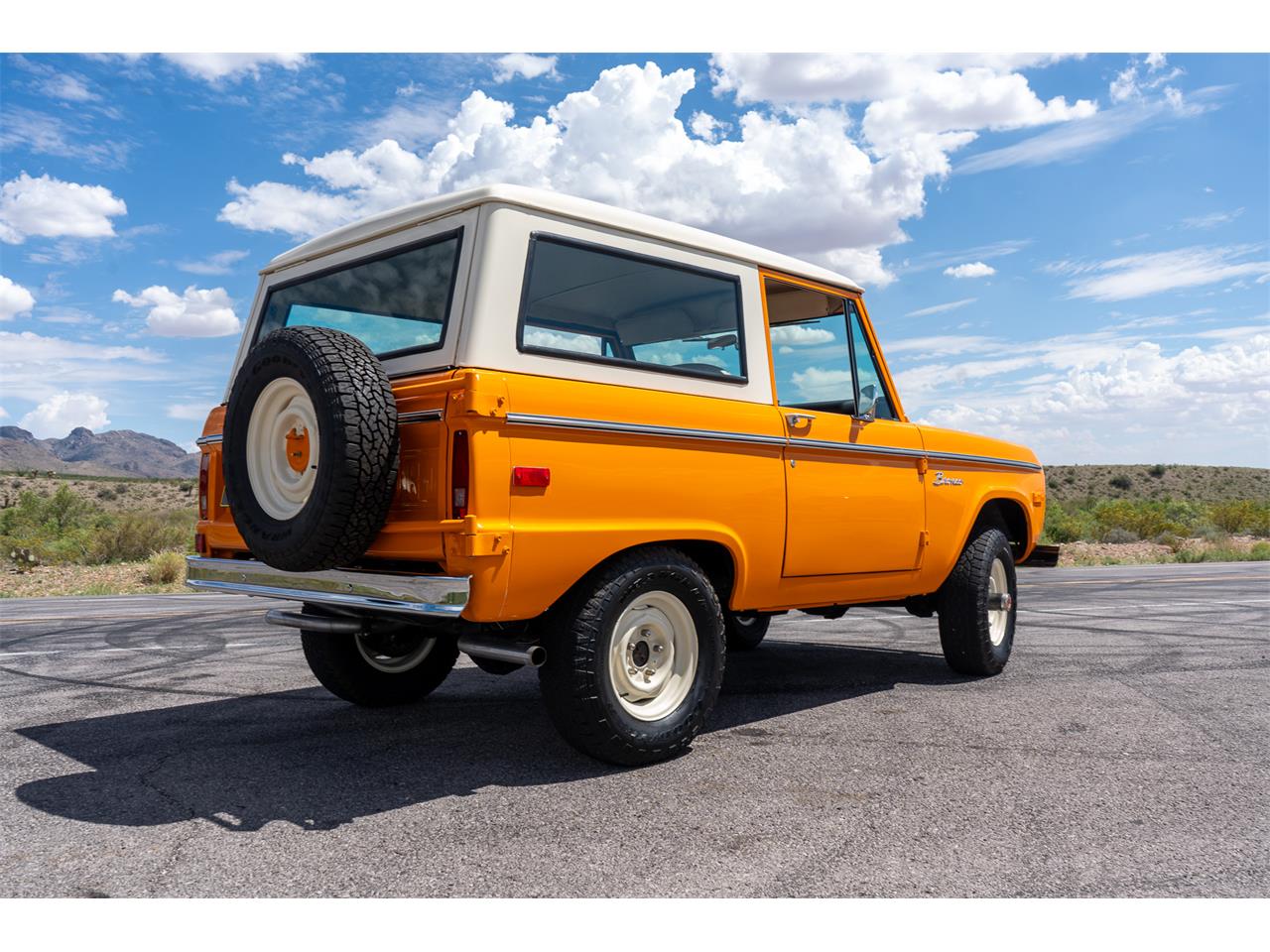 Ford-Bronco-1974-Bold-orange-White-30