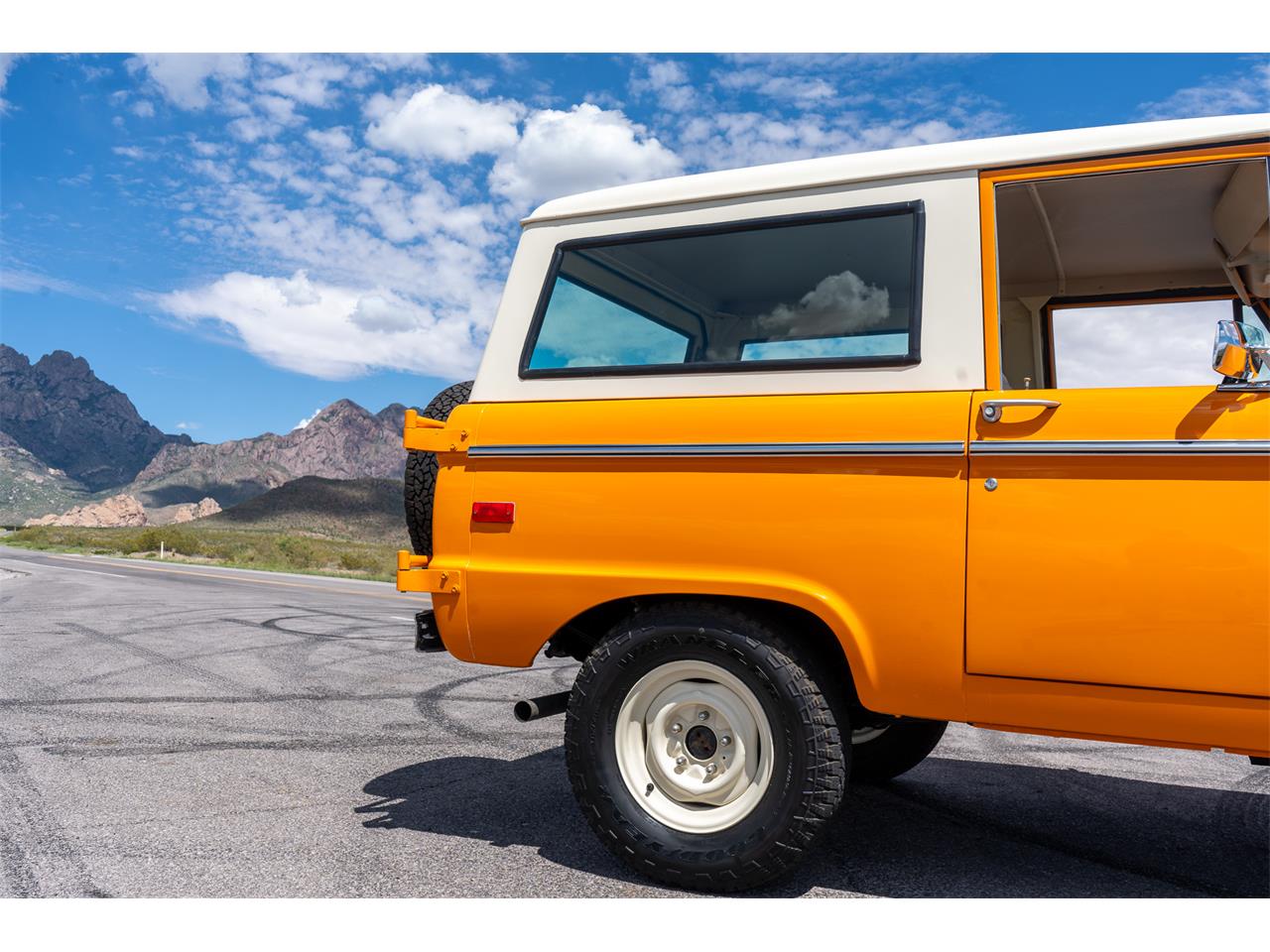 Ford-Bronco-1974-Bold-orange-White-31