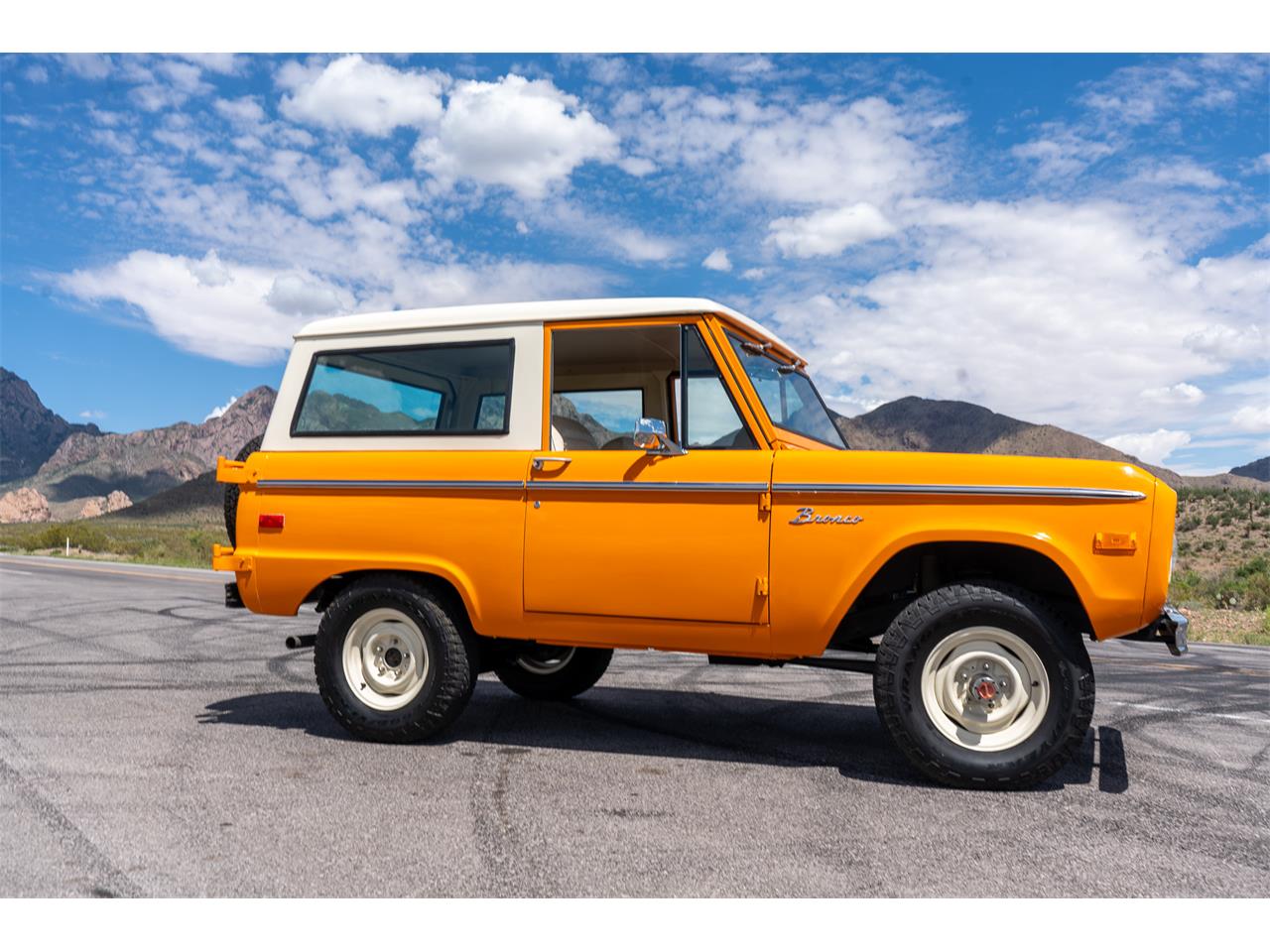 Ford-Bronco-1974-Bold-orange-White-32
