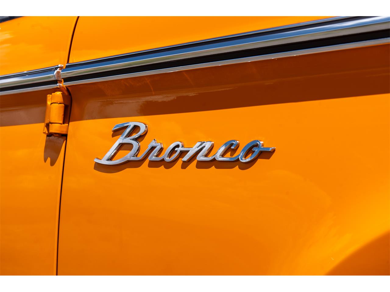 Ford-Bronco-1974-Bold-orange-White-33