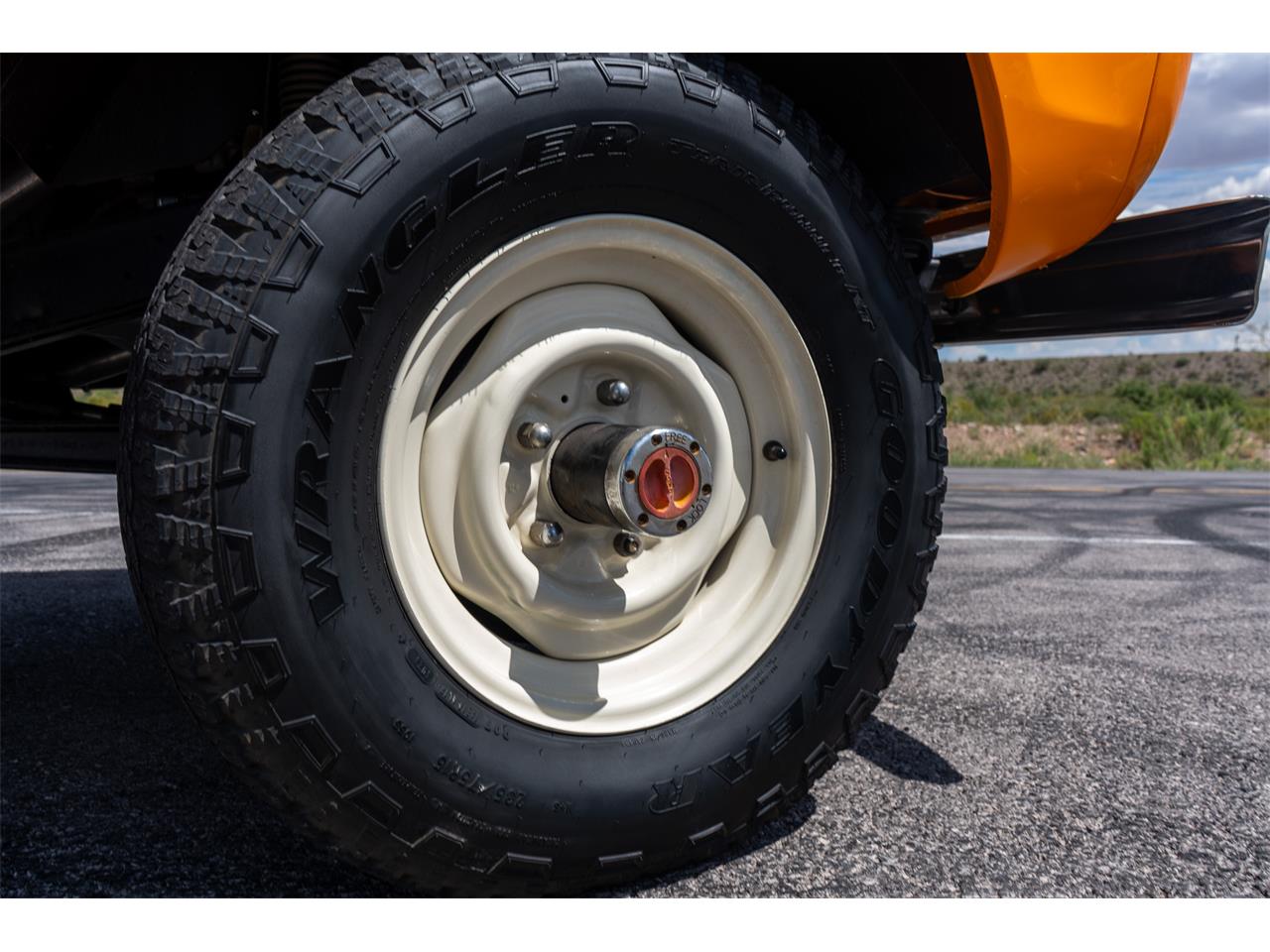 Ford-Bronco-1974-Bold-orange-White-34