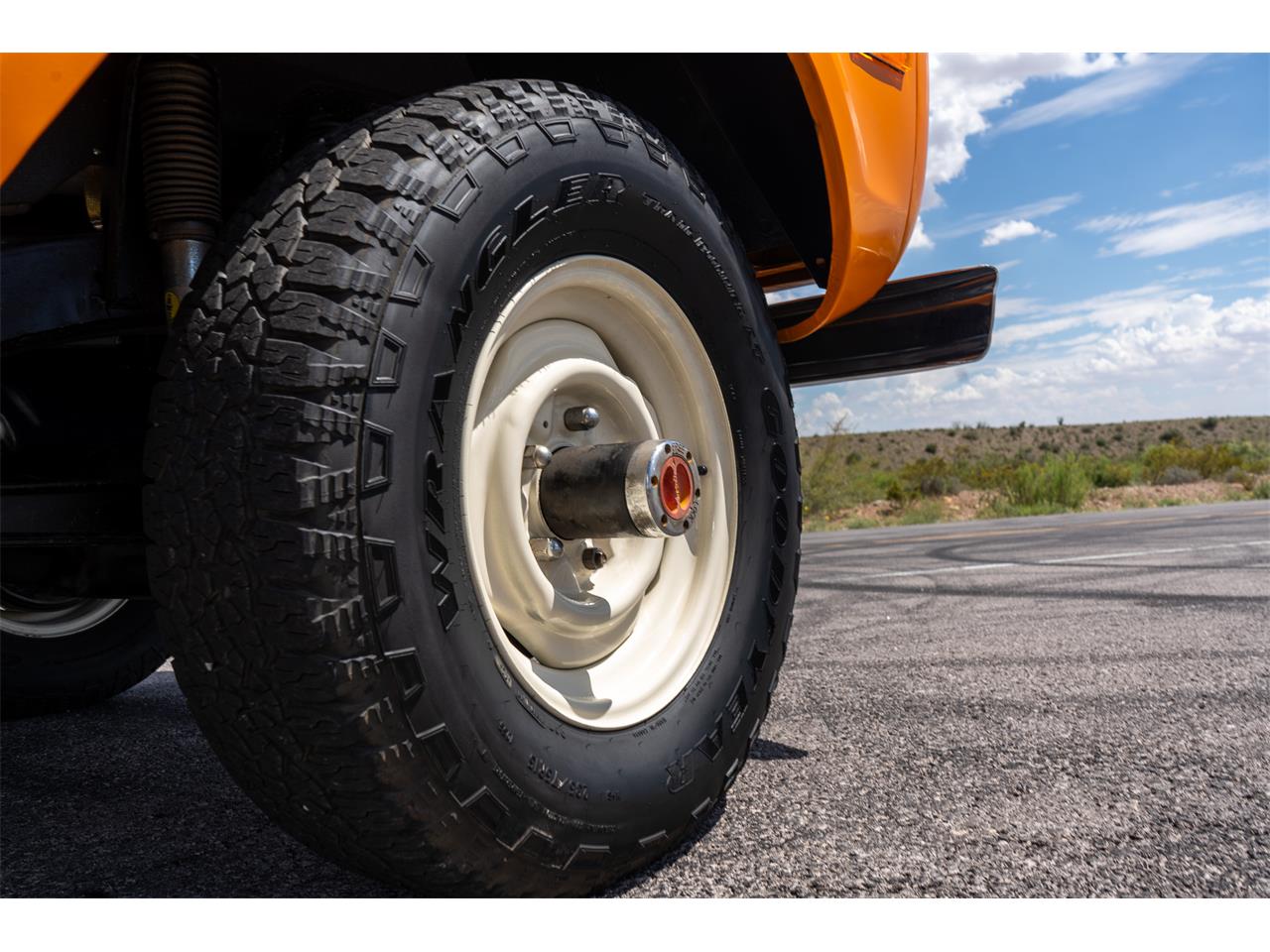 Ford-Bronco-1974-Bold-orange-White-35