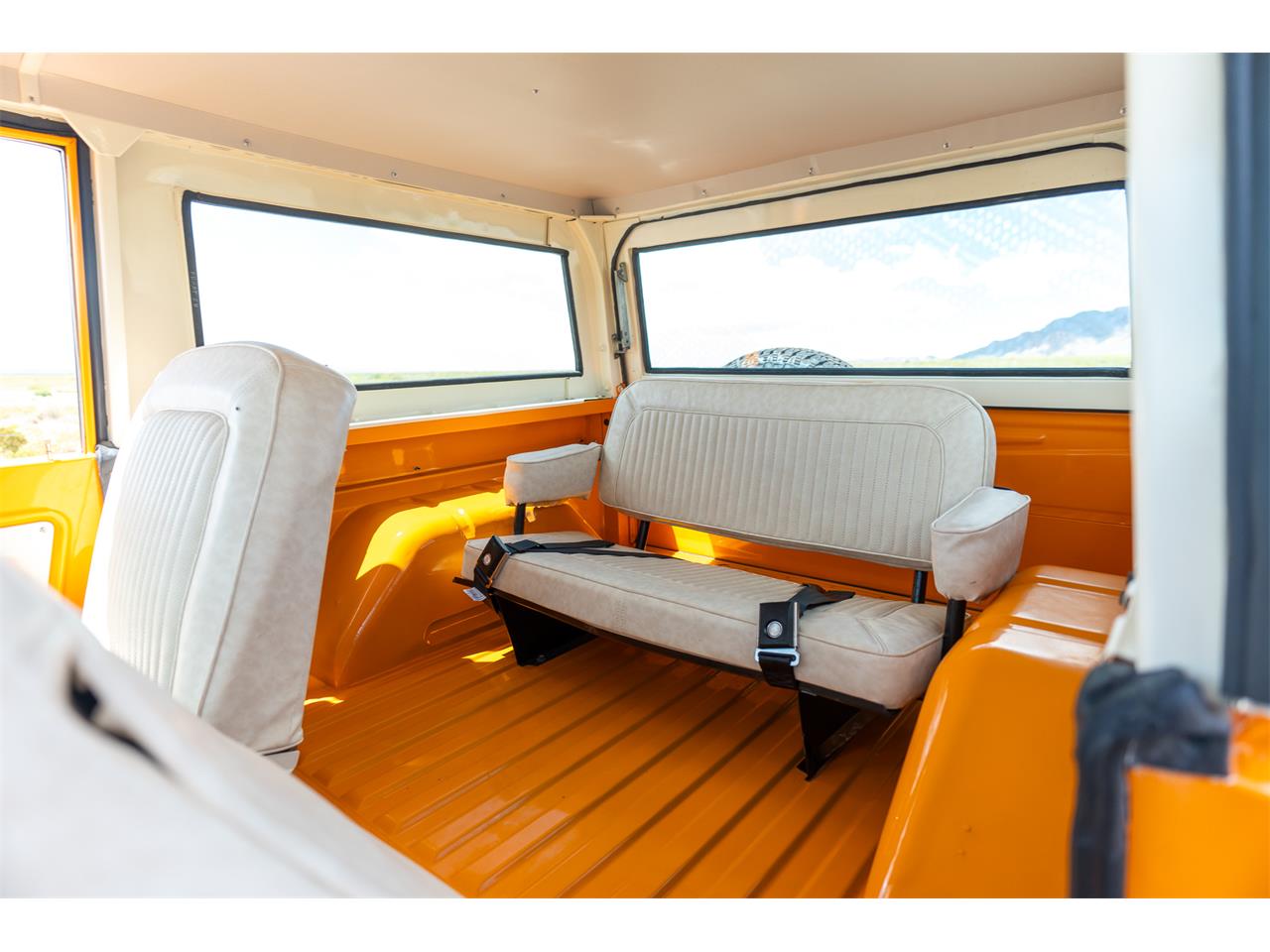 Ford-Bronco-1974-Bold-orange-White-46
