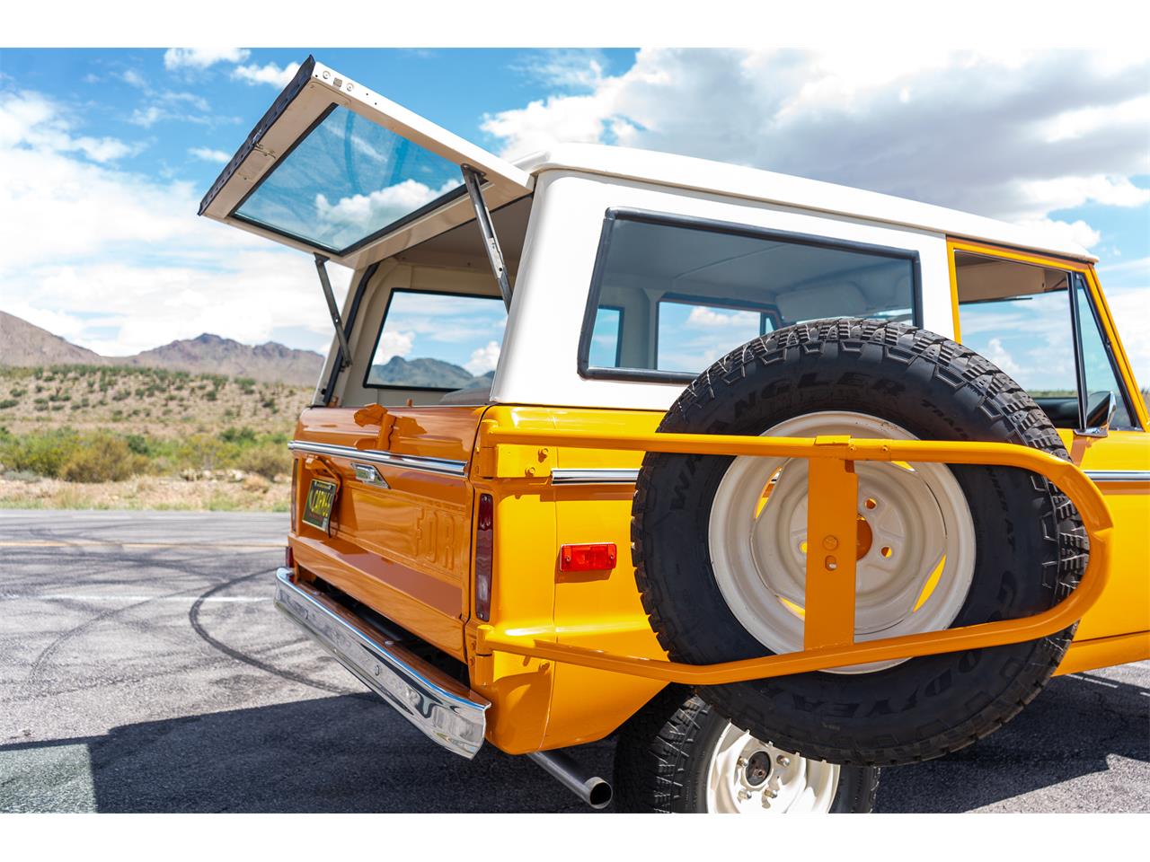 Ford-Bronco-1974-Bold-orange-White-55
