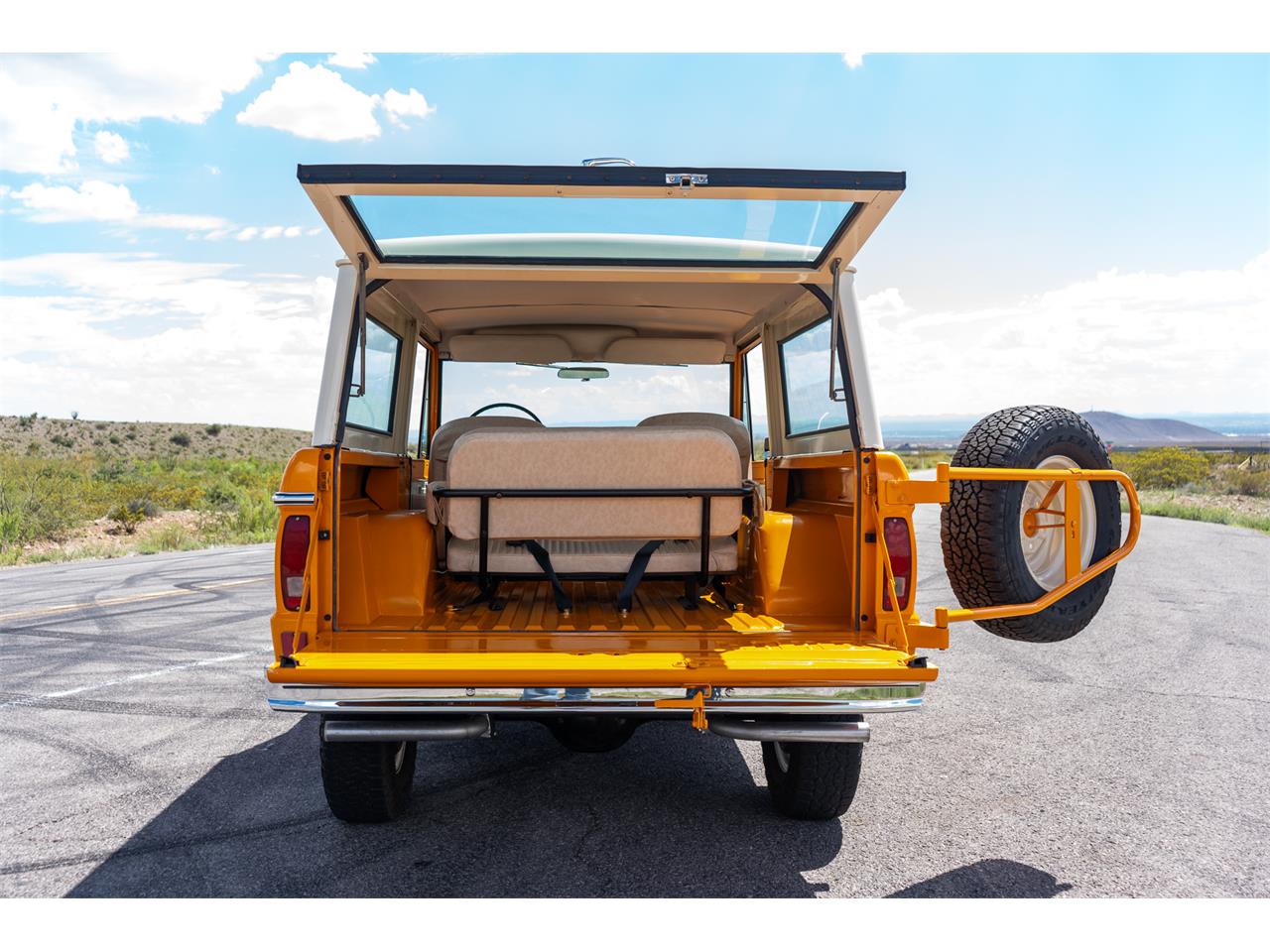 Ford-Bronco-1974-Bold-orange-White-57