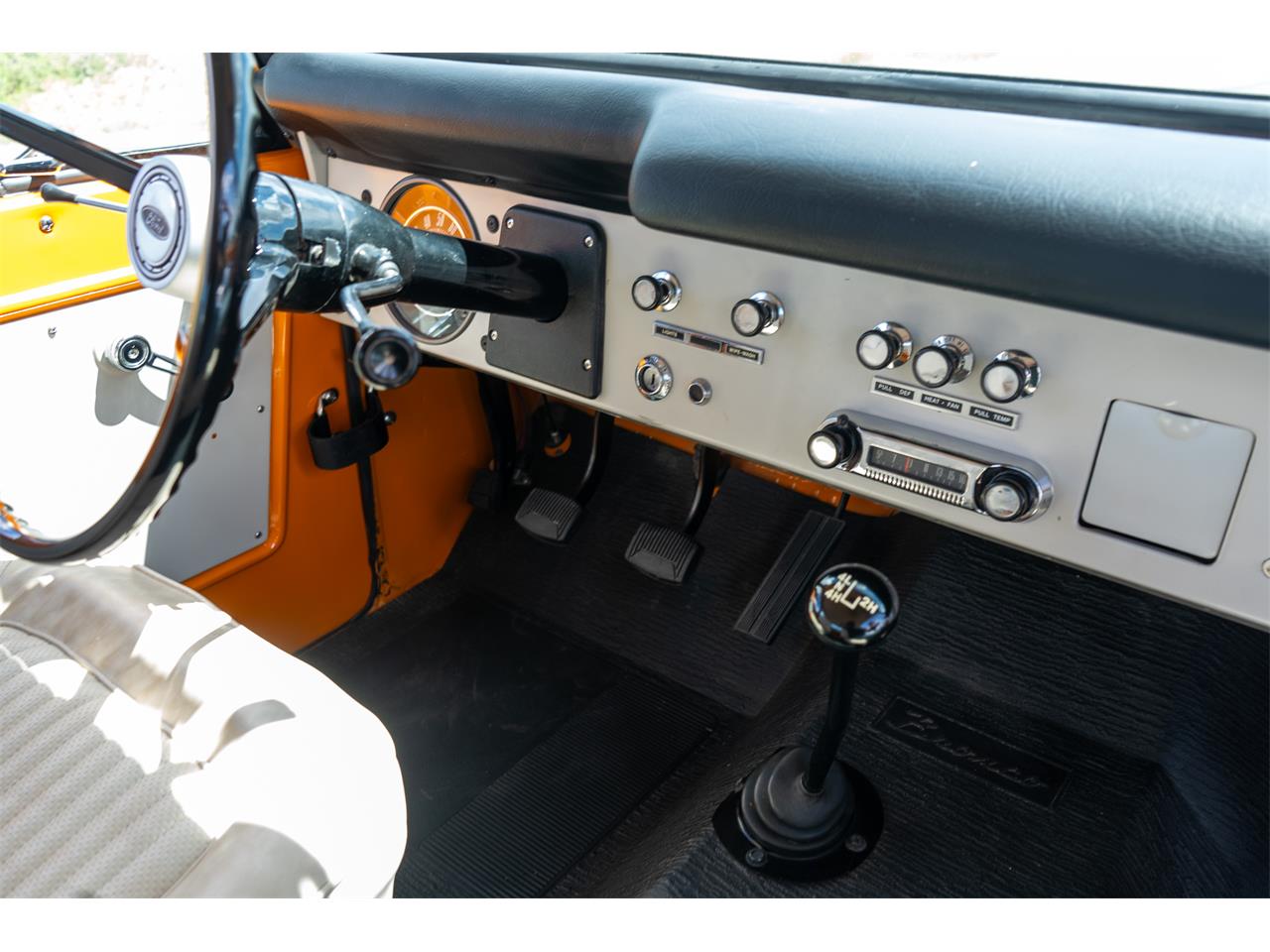 Ford-Bronco-1974-Bold-orange-White-63