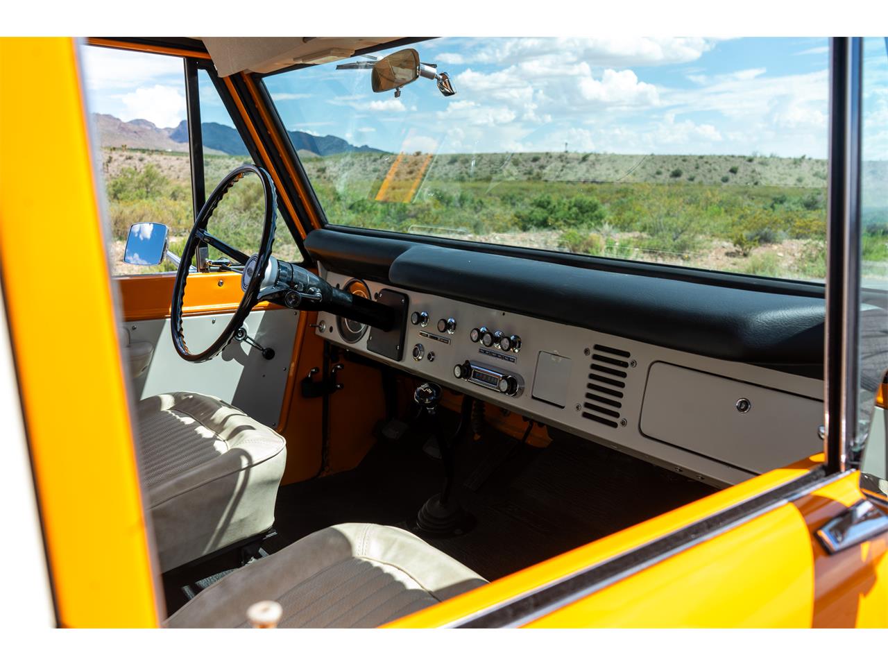 Ford-Bronco-1974-Bold-orange-White-66