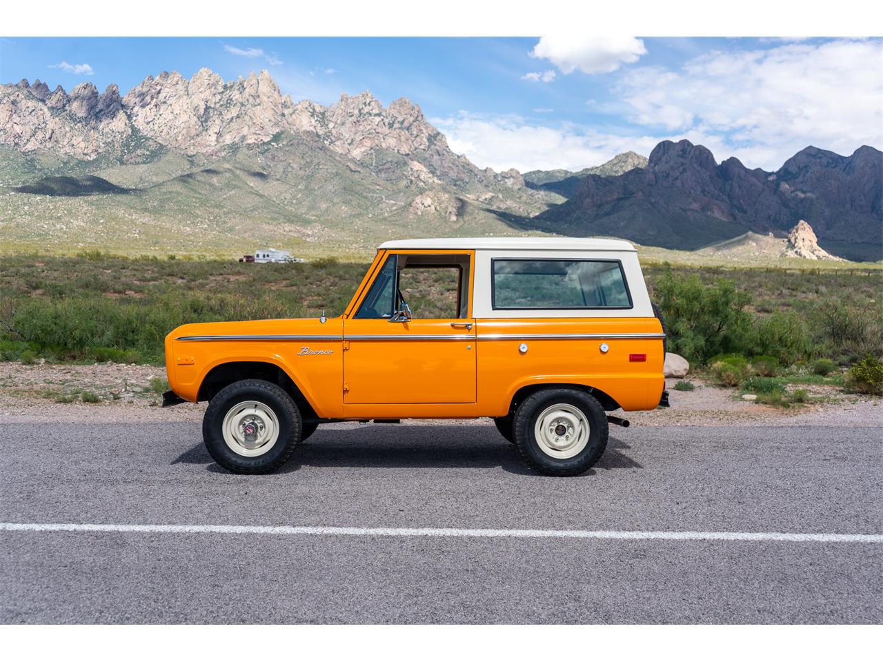 Ford-Bronco-1974-Bold-orange-White-68