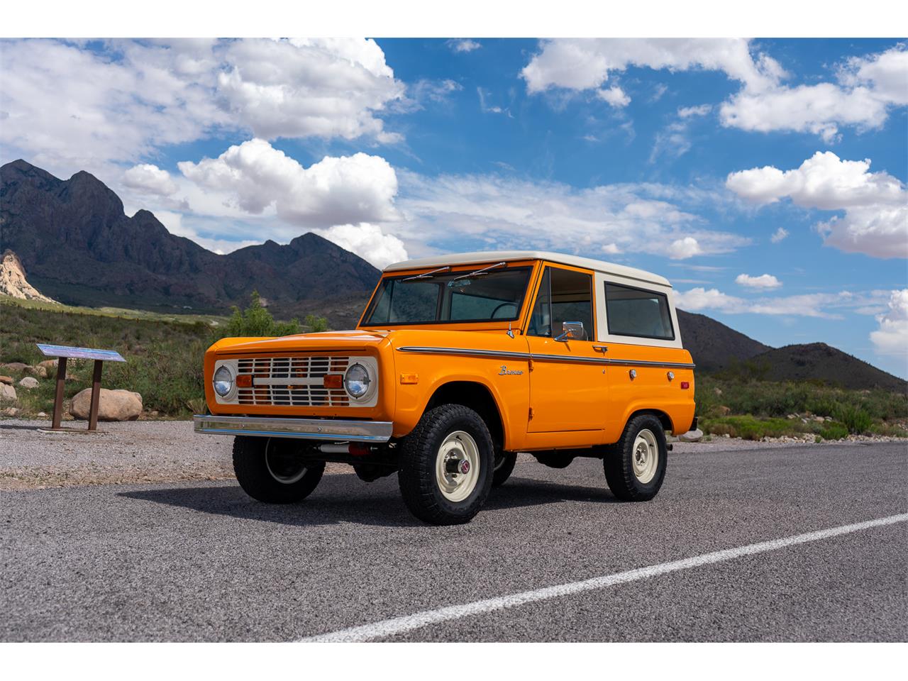 Ford-Bronco-1974-Bold-orange-White-69