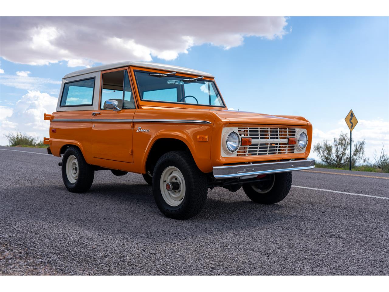 Ford-Bronco-1974-Bold-orange-White-71
