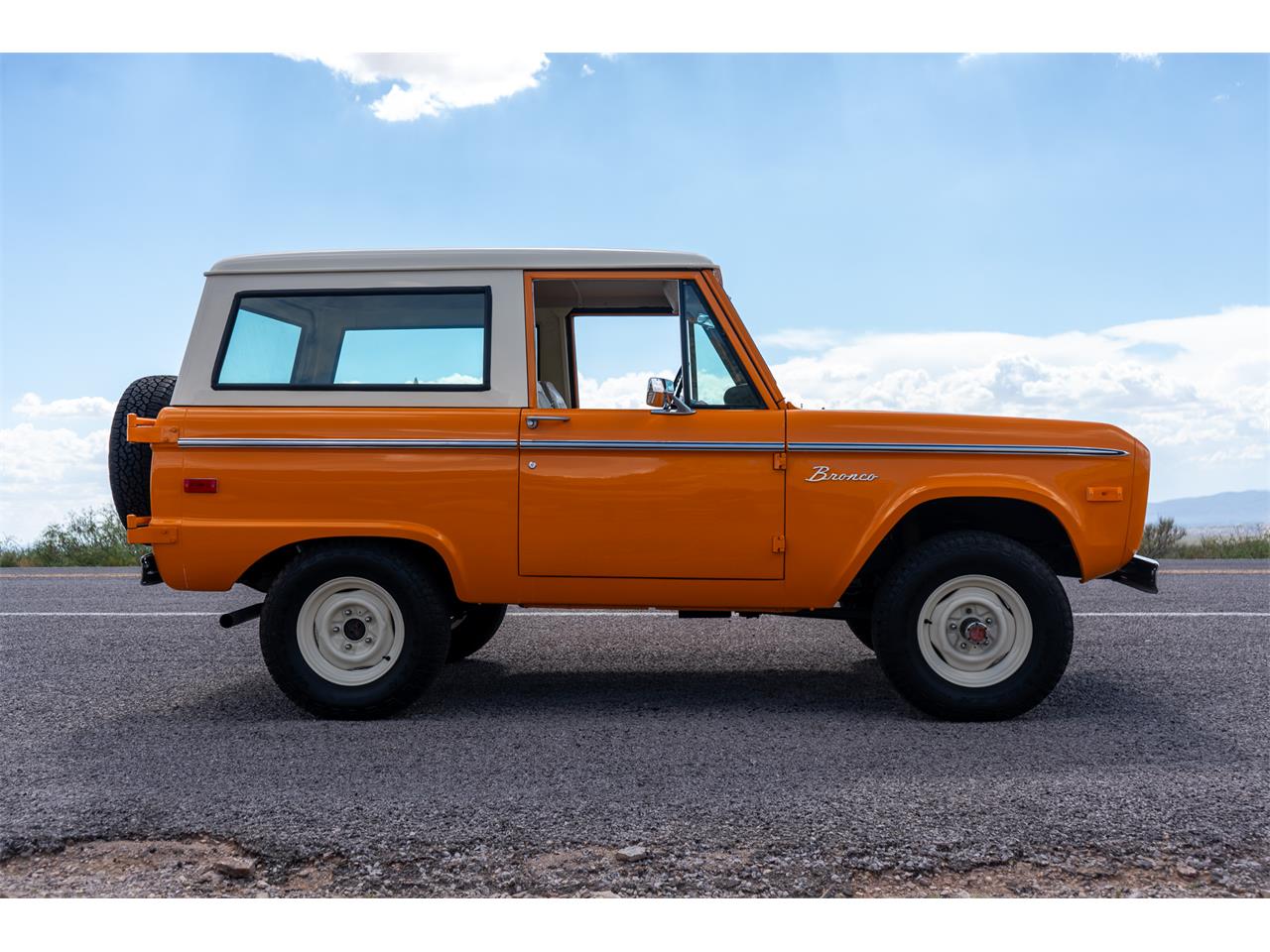 Ford-Bronco-1974-Bold-orange-White-72