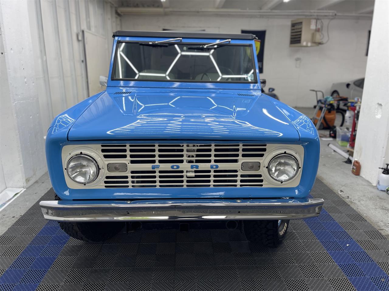 Ford-Bronco-1974-Grabber-Blue-Ivory-10
