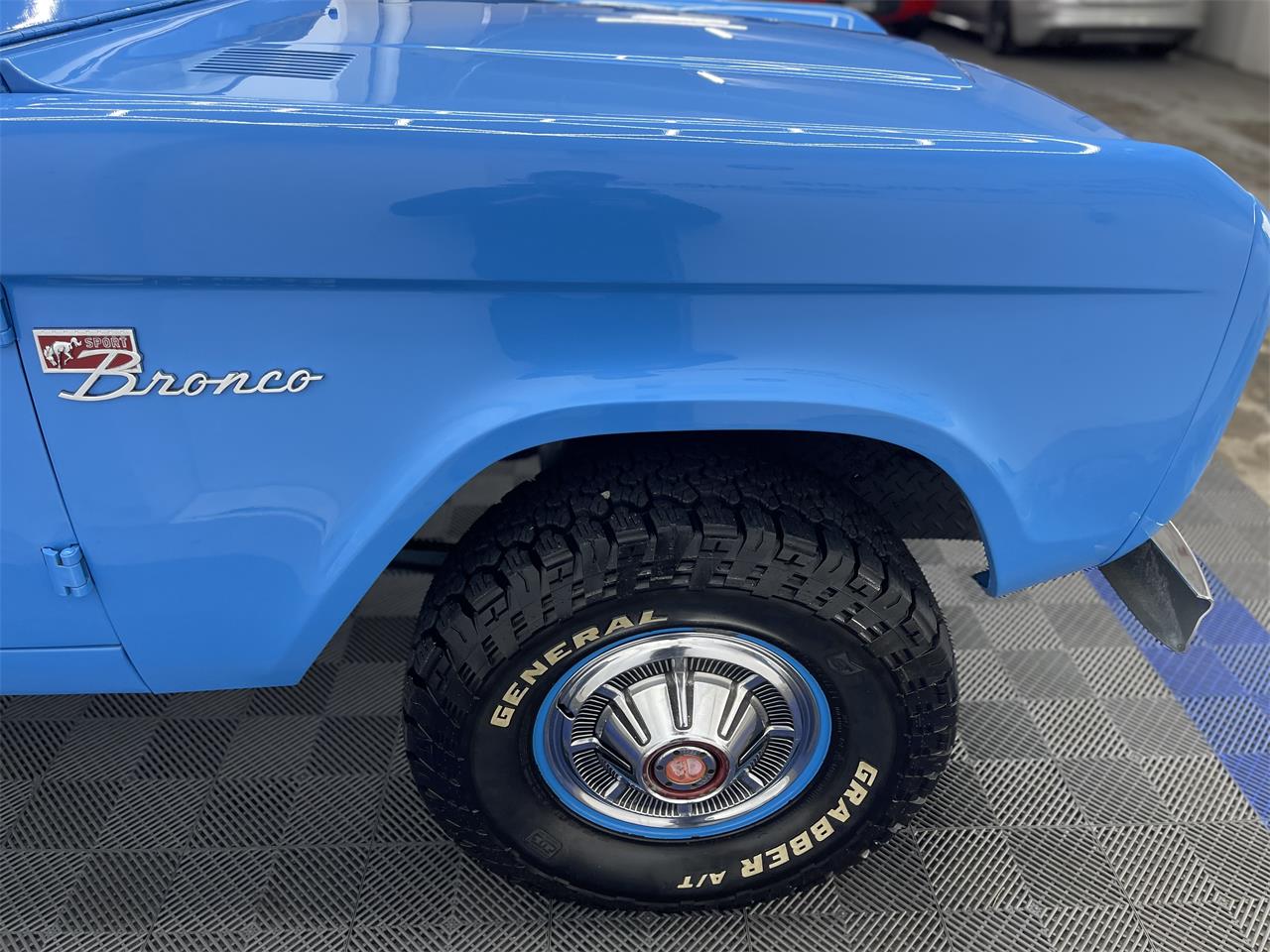 Ford-Bronco-1974-Grabber-Blue-Ivory-28