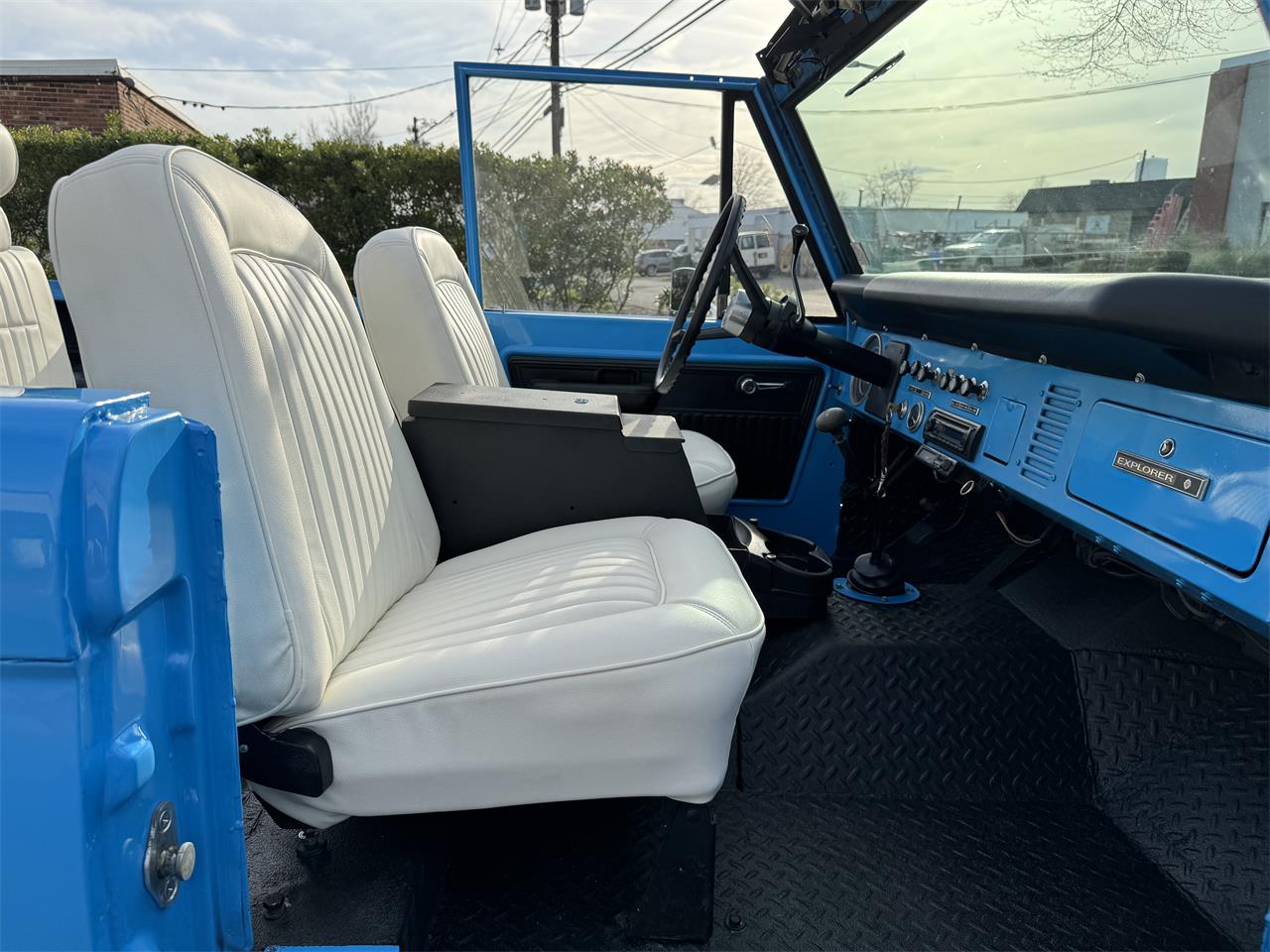 Ford-Bronco-1974-Grabber-Blue-Ivory-30