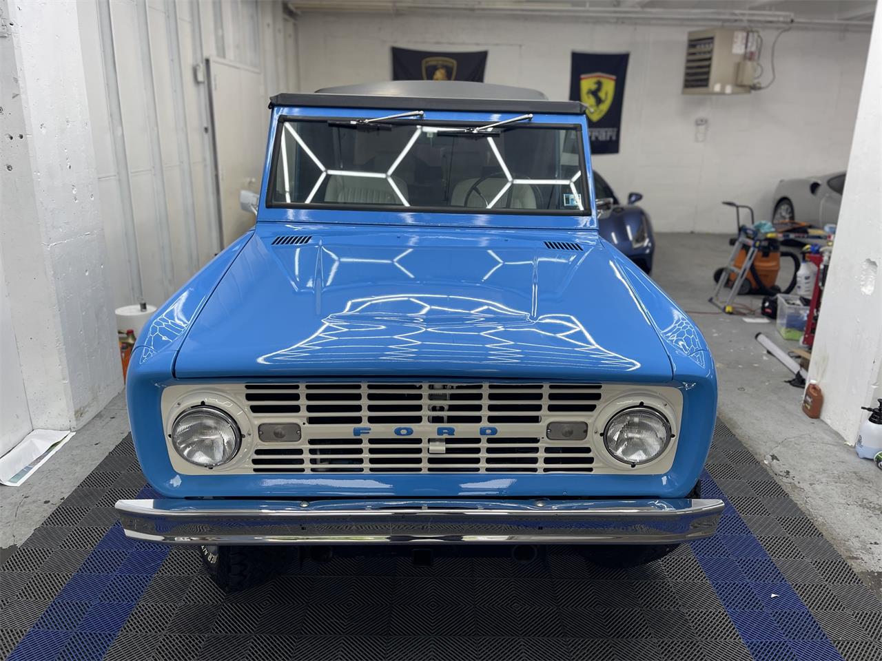 Ford-Bronco-1974-Grabber-Blue-Ivory-9