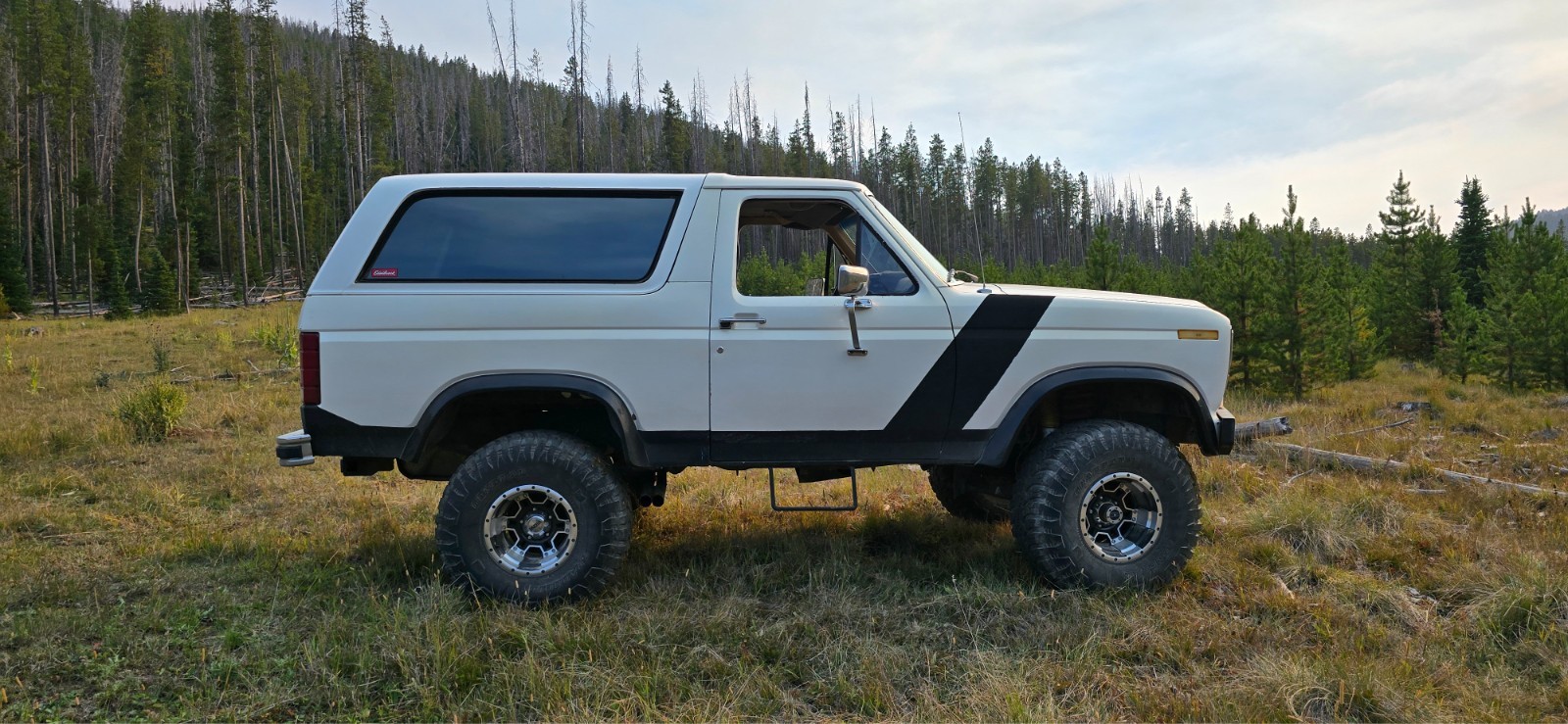 Ford-Bronco-1984-SUV-3