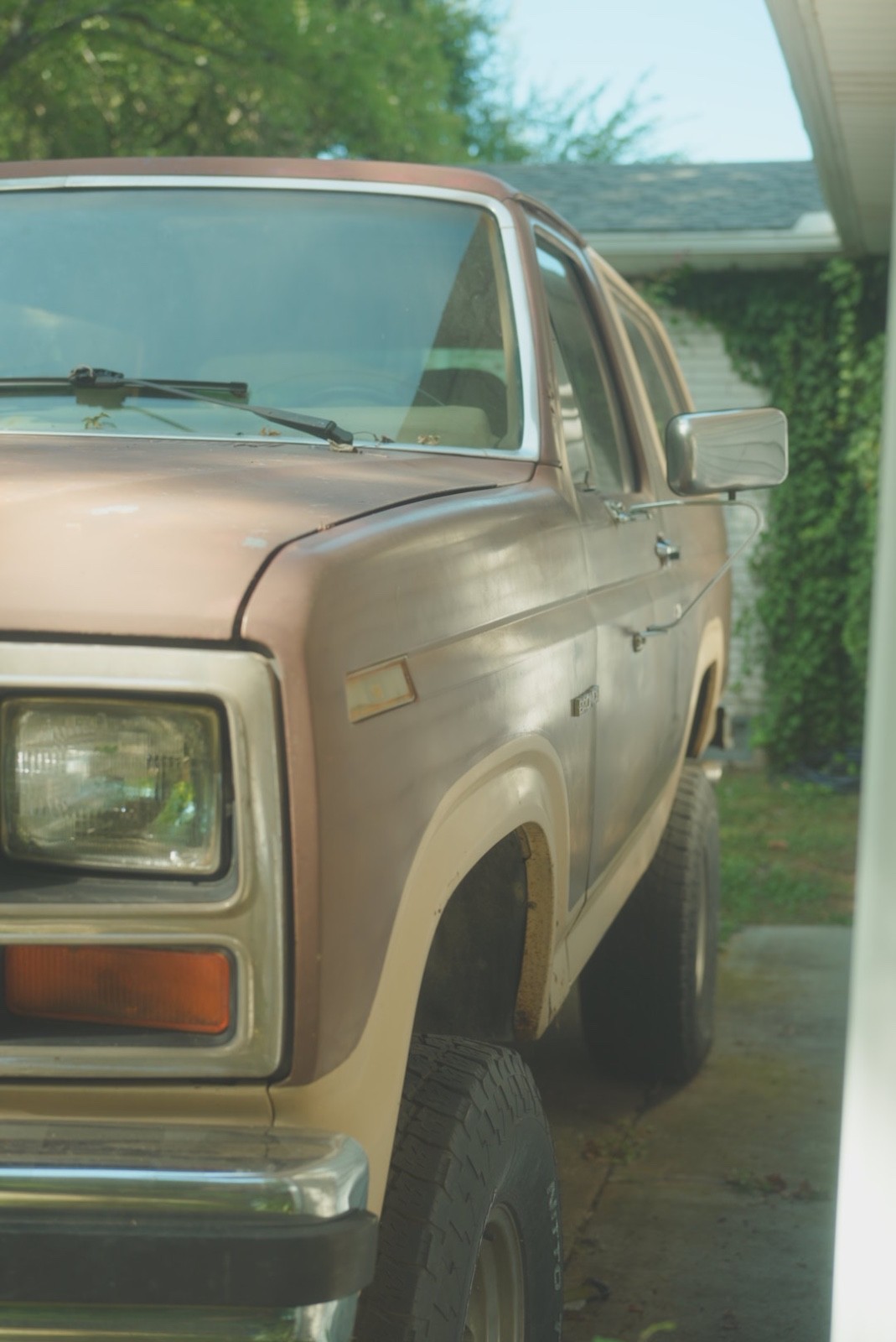 Ford-Bronco-1985-SUV-2