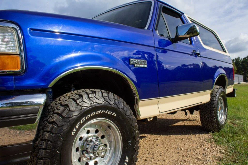 Ford-Bronco-1993-Blue-Tan-12