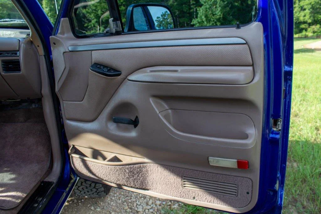 Ford-Bronco-1993-Blue-Tan-21
