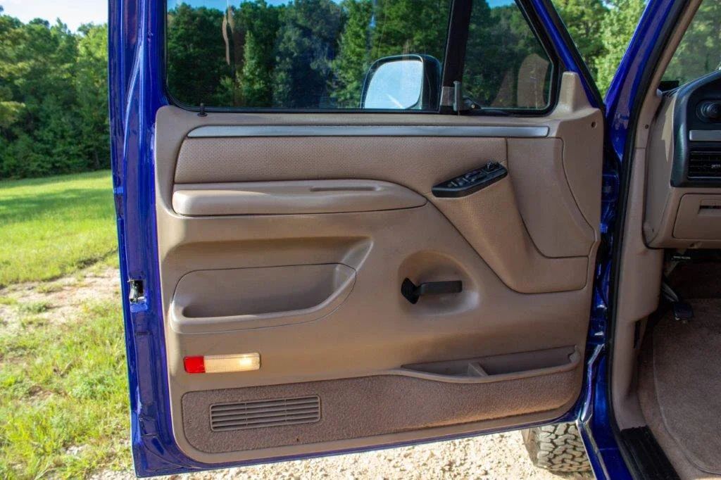 Ford-Bronco-1993-Blue-Tan-22
