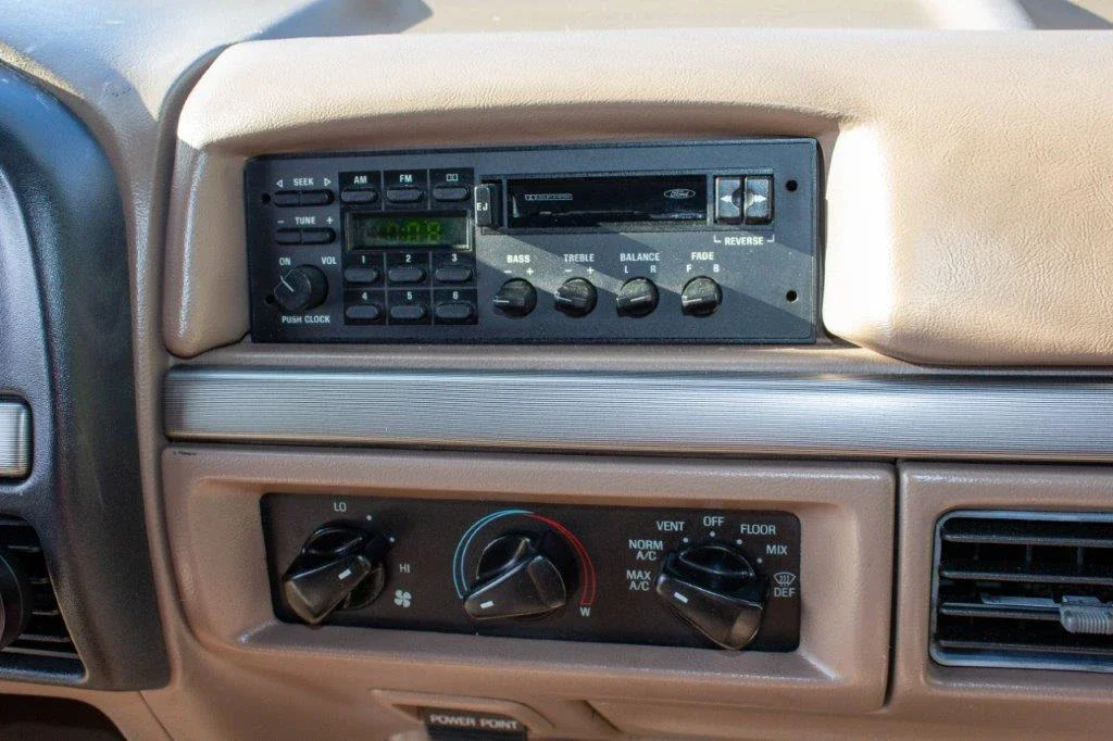 Ford-Bronco-1993-Blue-Tan-4