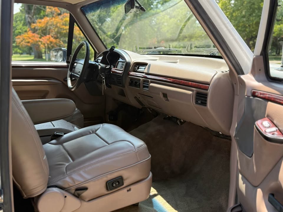 Ford-Bronco-1996-SUV-12