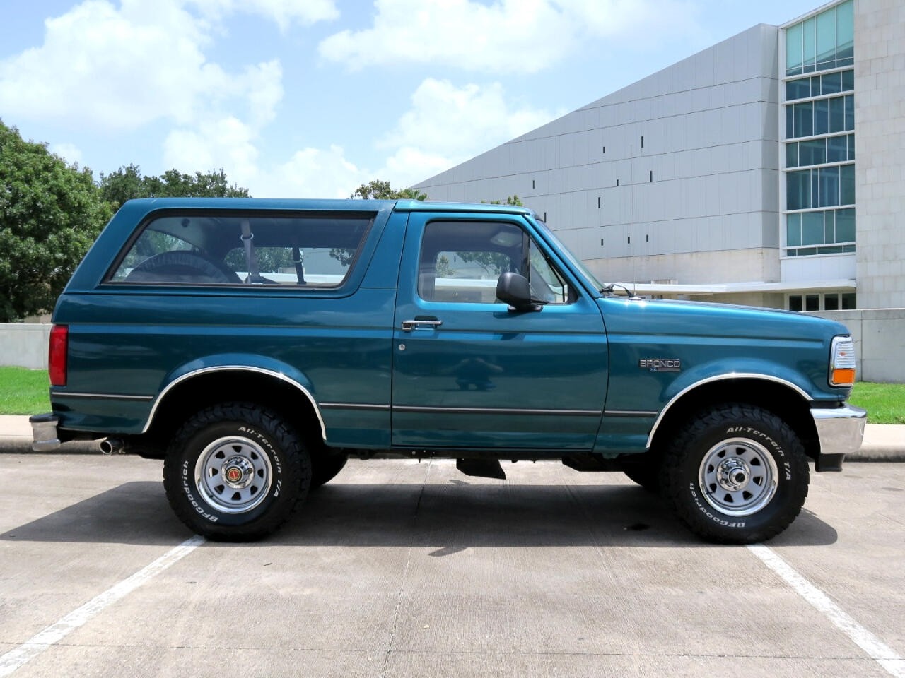 Ford-Bronco-1996-SUV-17