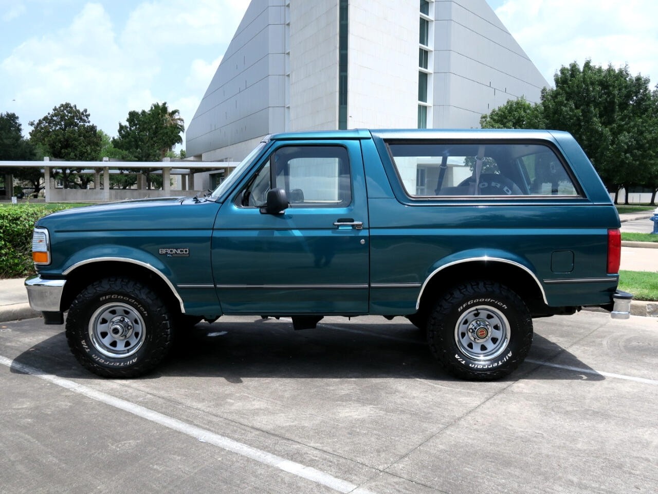 Ford-Bronco-1996-SUV-4