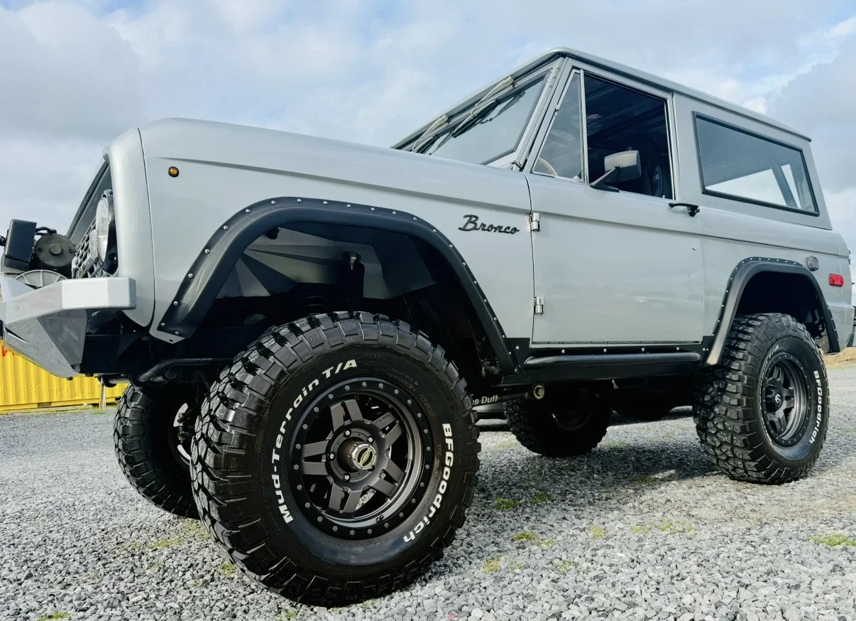 Ford-Bronco-2-door-1966-Silver-Silver-5