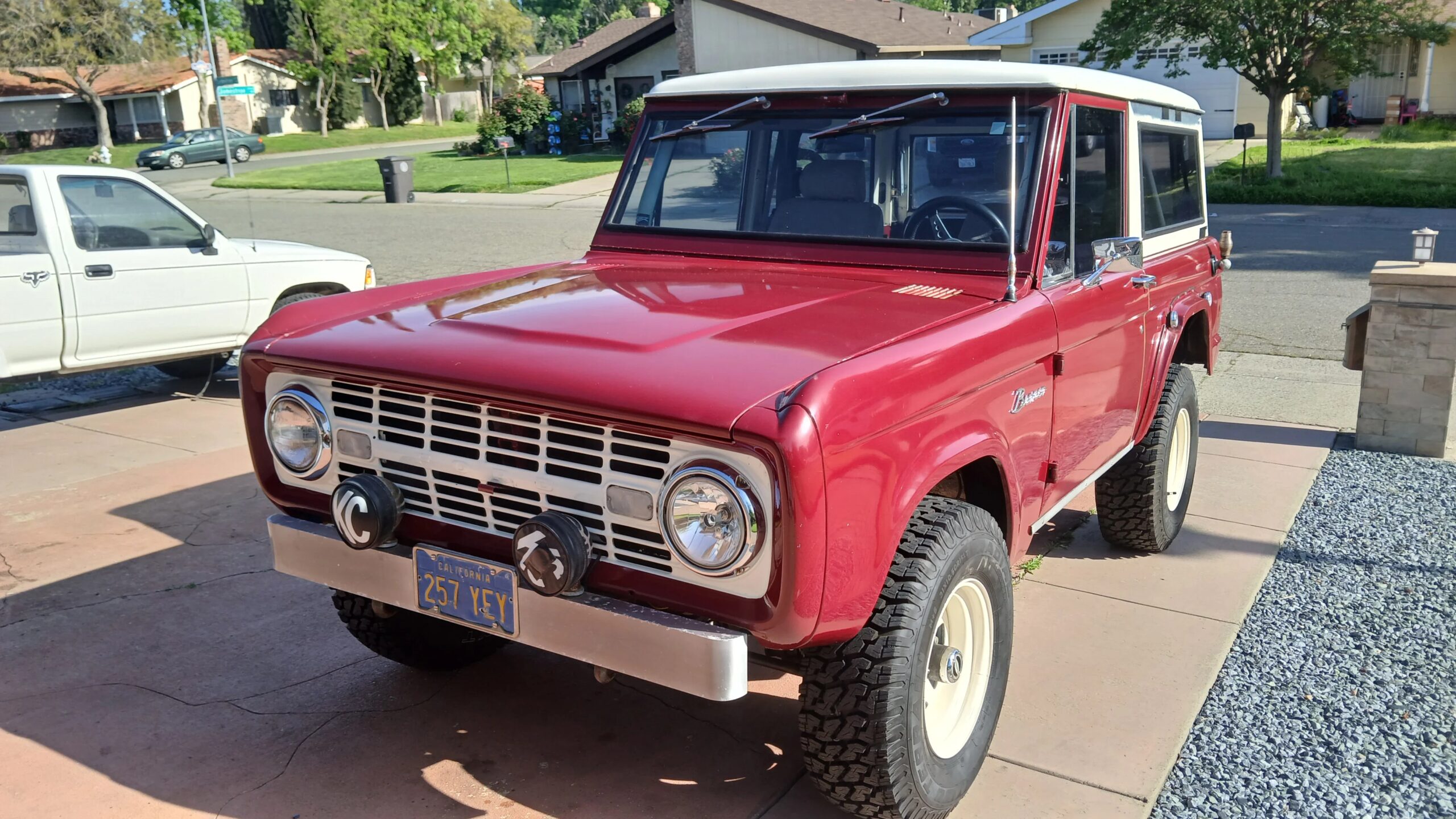 Ford-Bronco-2-door-1968-Burgundy-Gray-10