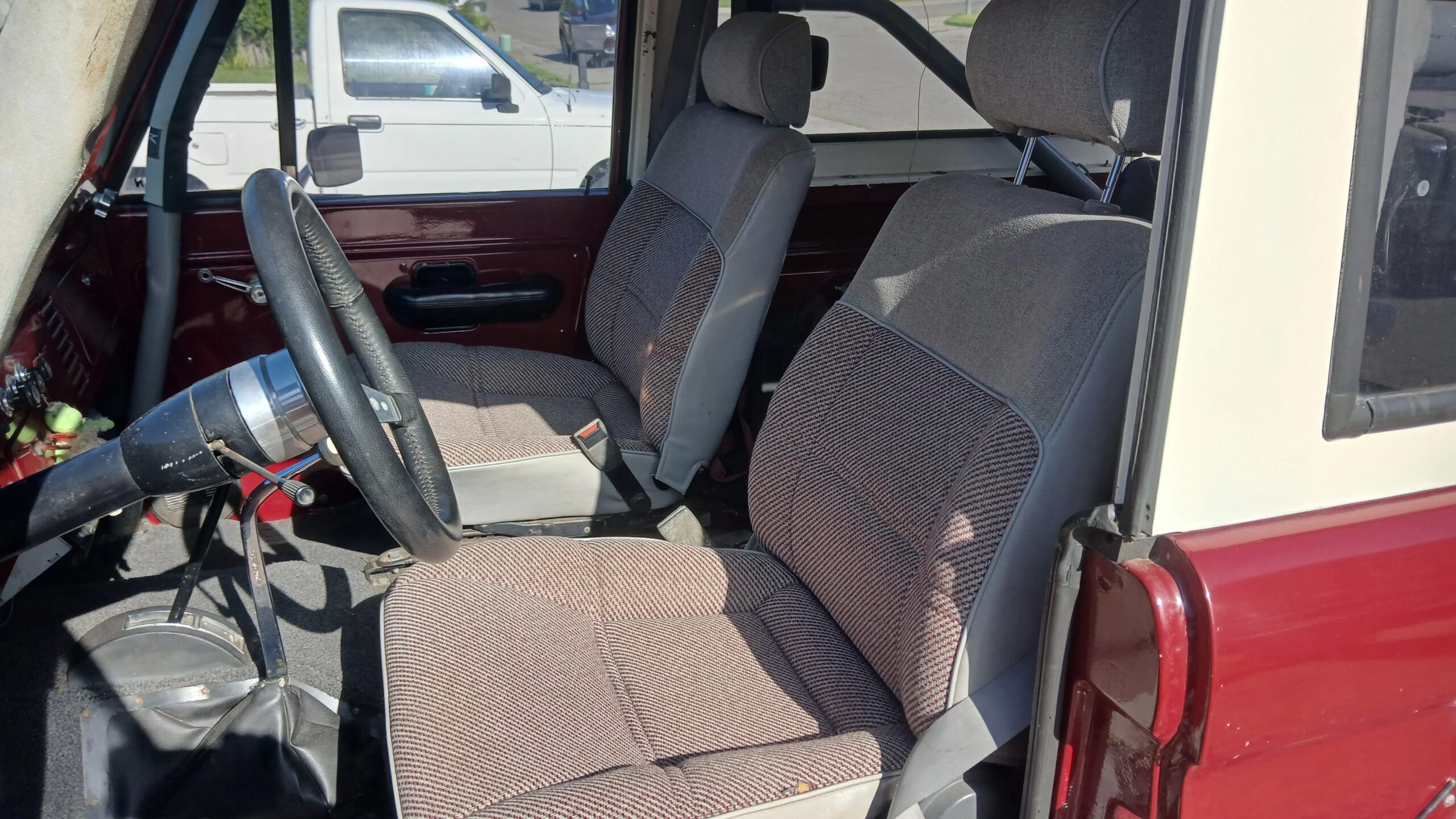 Ford-Bronco-2-door-1968-Burgundy-Gray-13