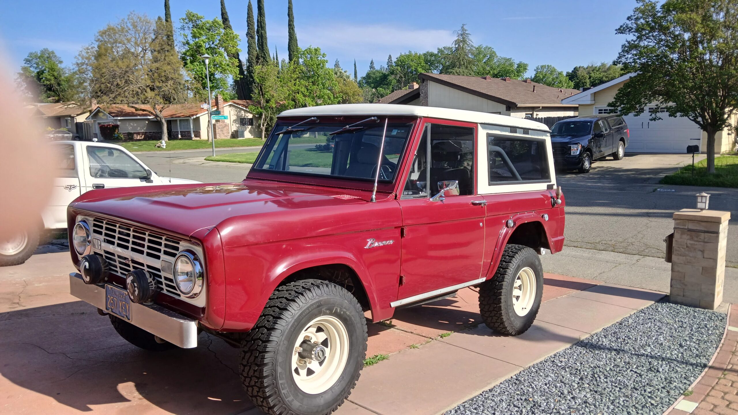Ford-Bronco-2-door-1968-Burgundy-Gray-17