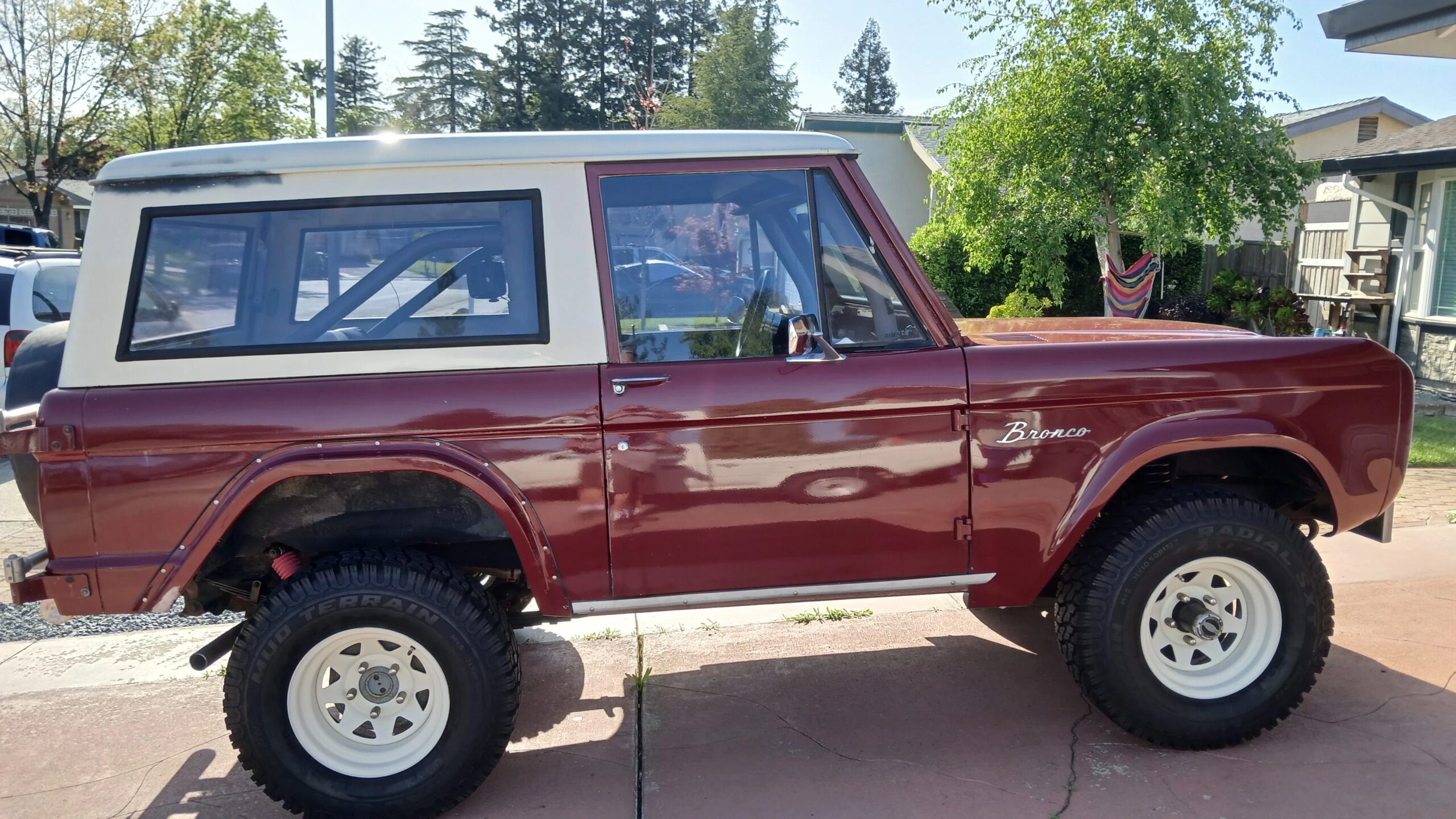 Ford-Bronco-2-door-1968-Burgundy-Gray-18