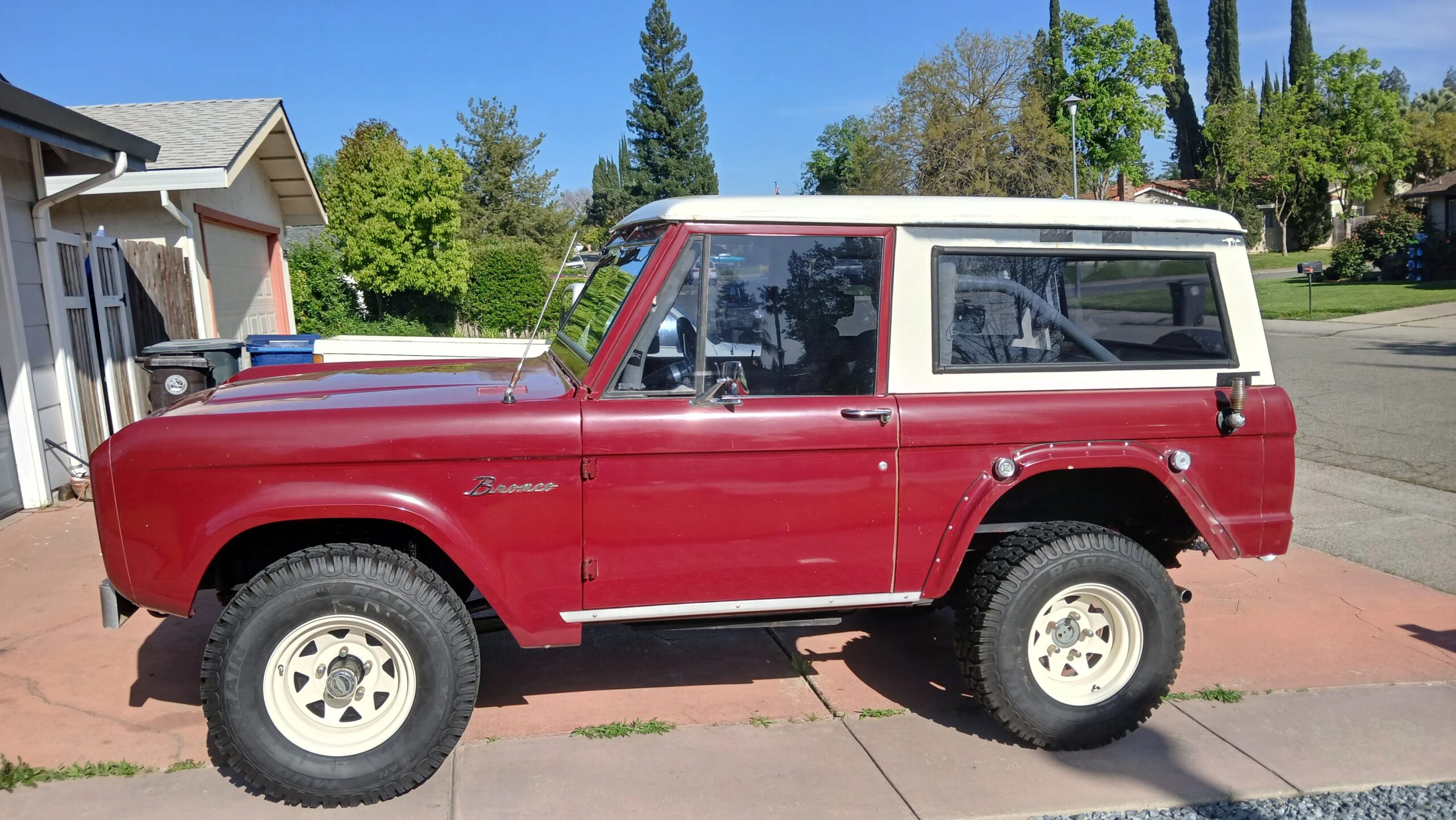 Ford-Bronco-2-door-1968-Burgundy-Gray-2