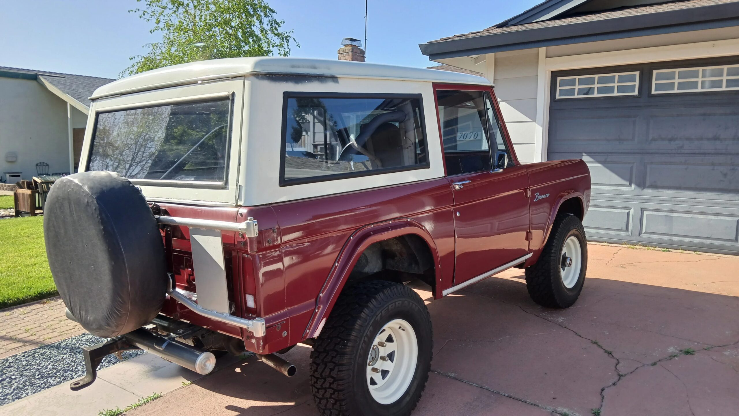 Ford-Bronco-2-door-1968-Burgundy-Gray-3