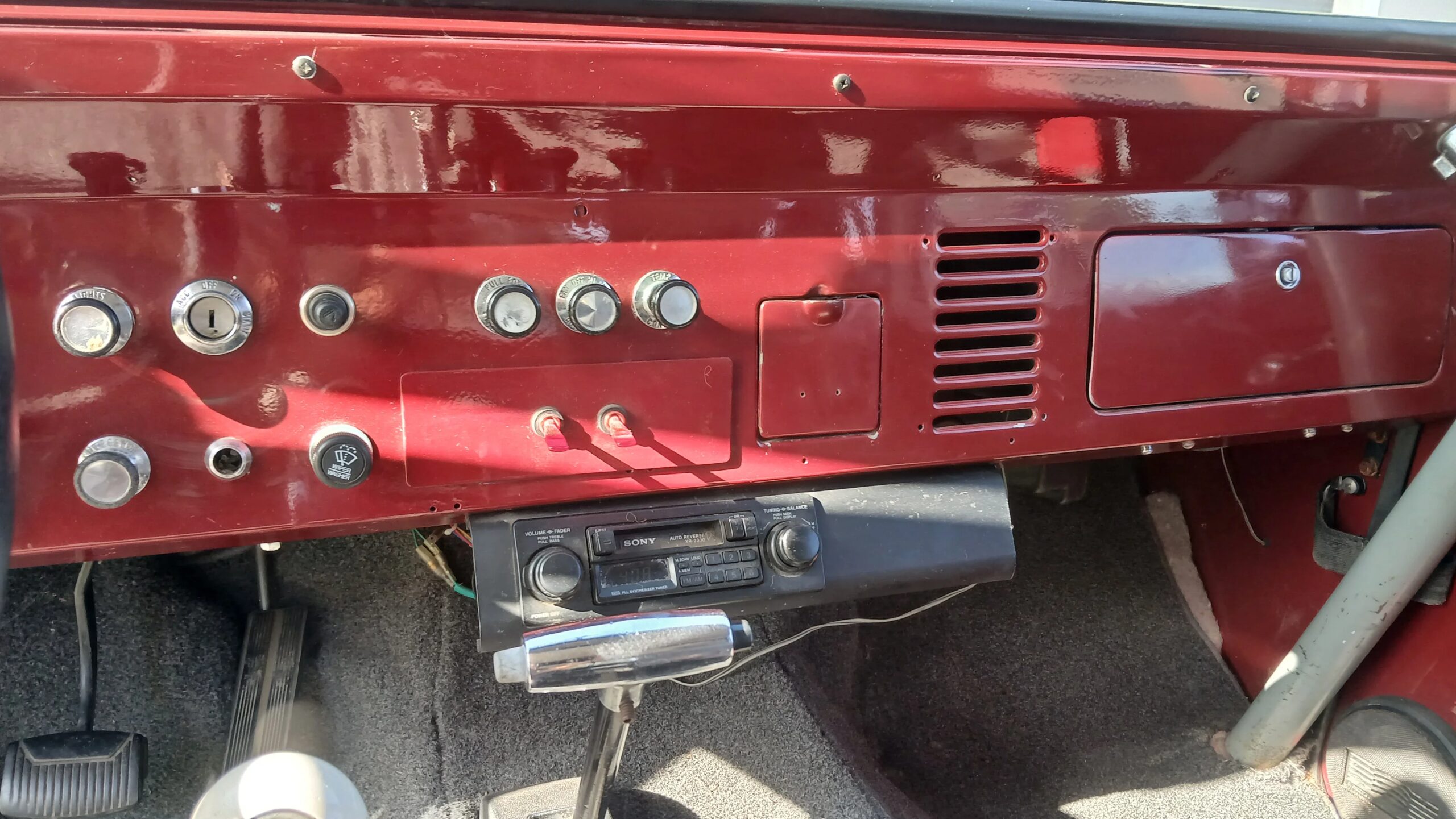 Ford-Bronco-2-door-1968-Burgundy-Gray-5
