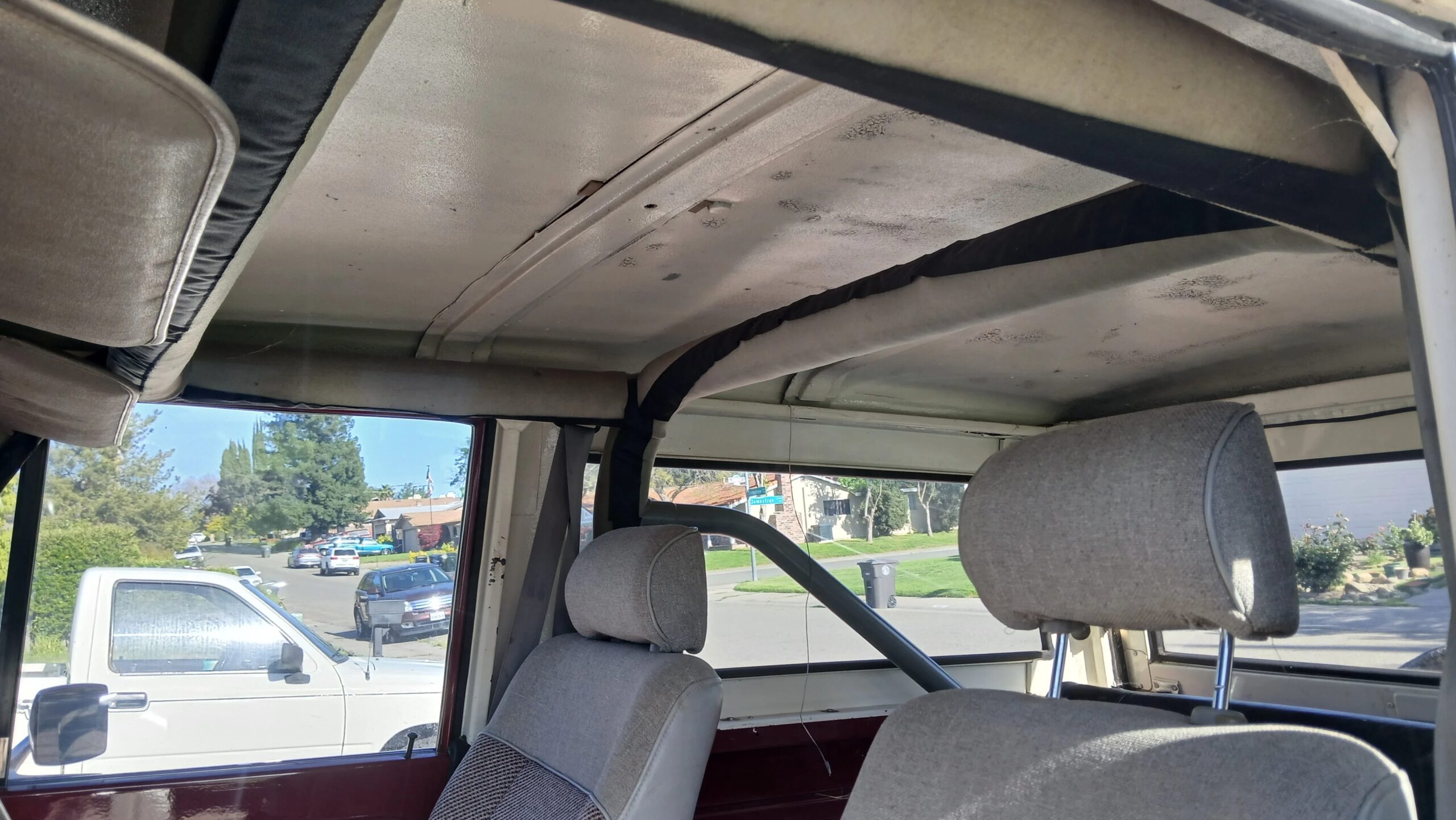 Ford-Bronco-2-door-1968-Burgundy-Gray-6