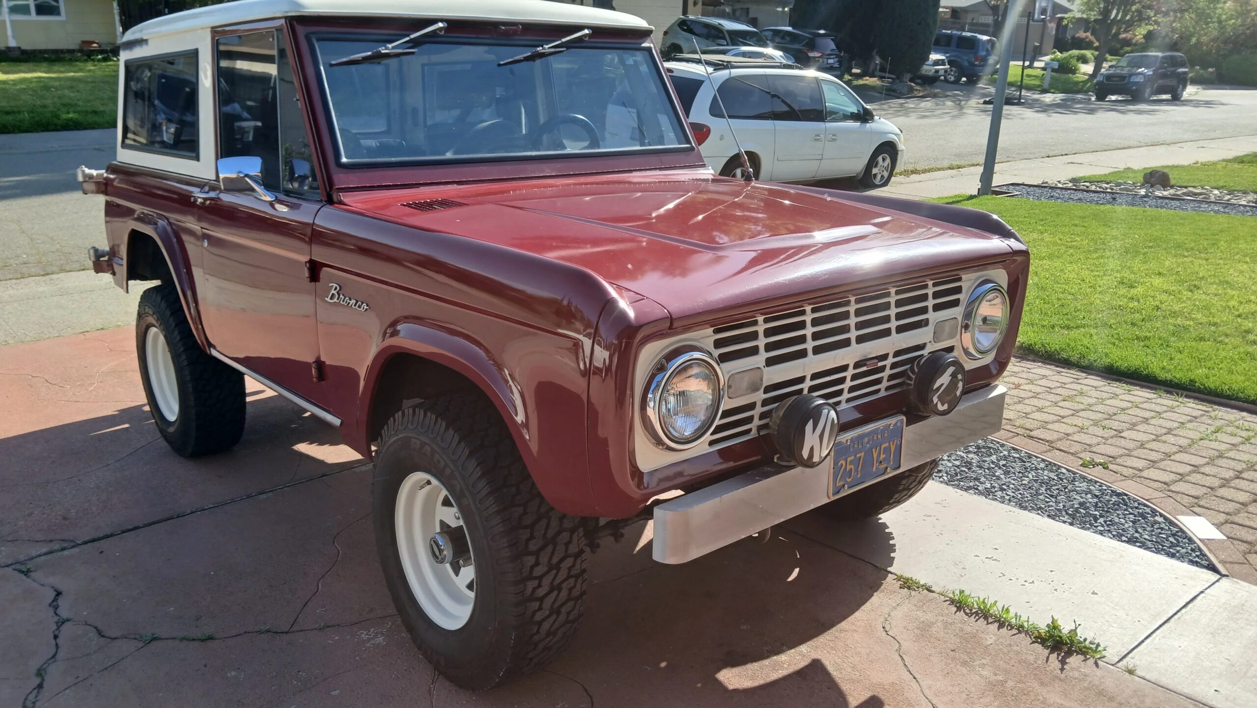 Ford-Bronco-2-door-1968-Burgundy-Gray-8