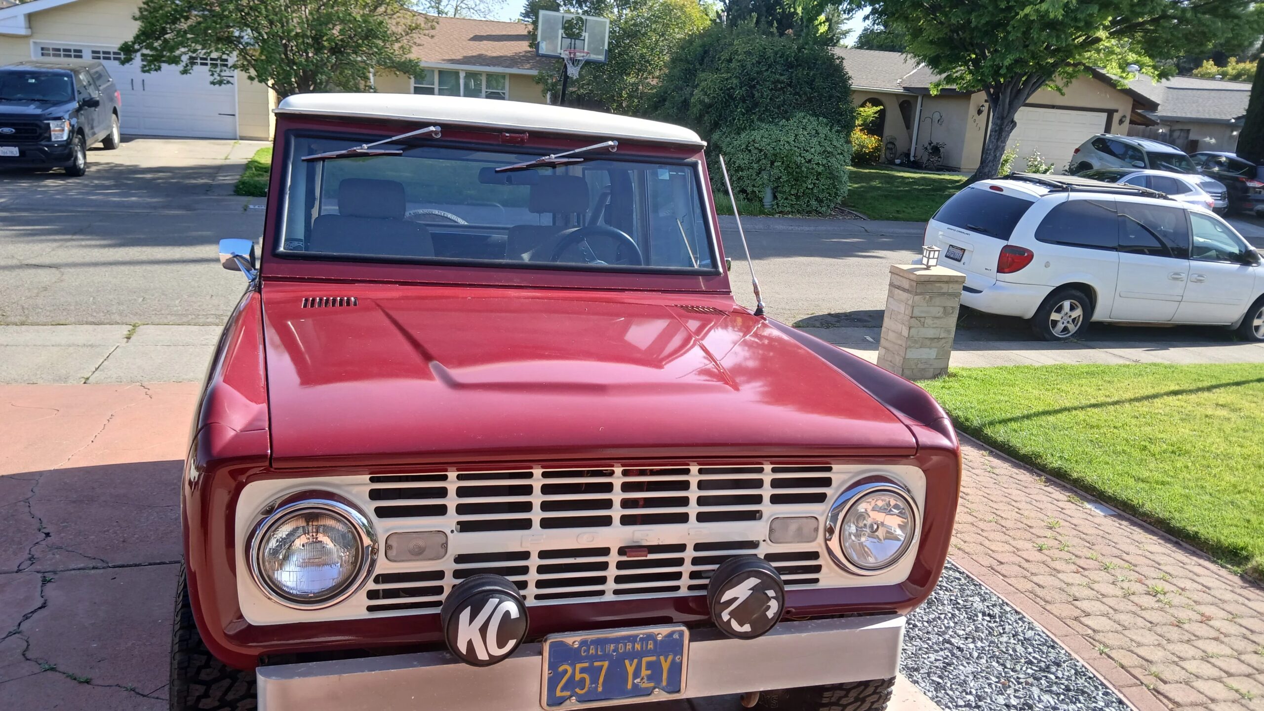Ford-Bronco-2-door-1968-Burgundy-Gray-9