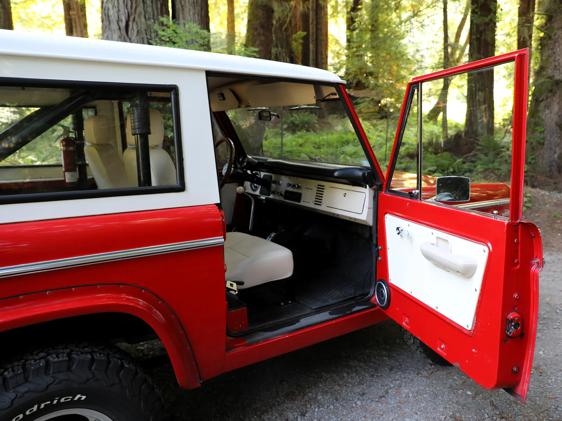 Ford-Bronco-2-door-1969-Red-Off-White-1