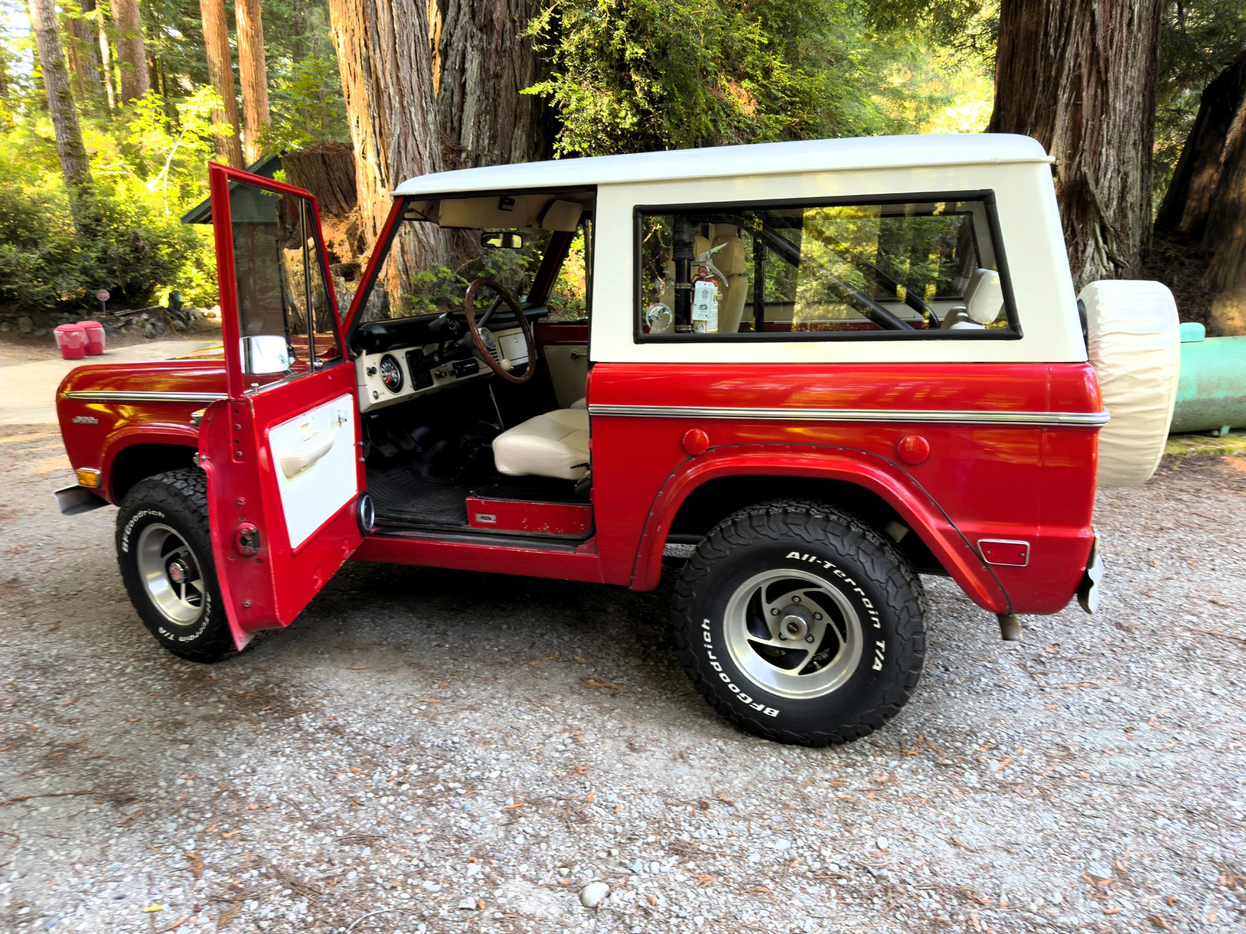 Ford-Bronco-2-door-1969-Red-Off-White-10