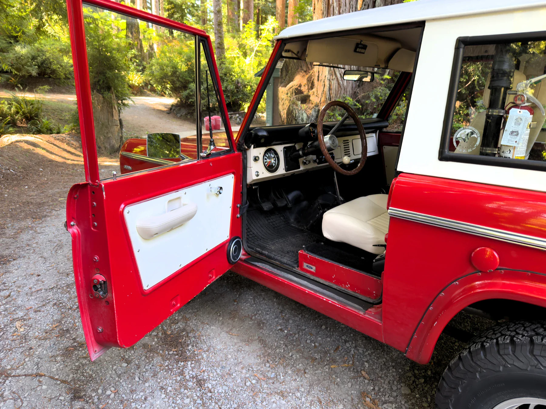 Ford-Bronco-2-door-1969-Red-Off-White-12