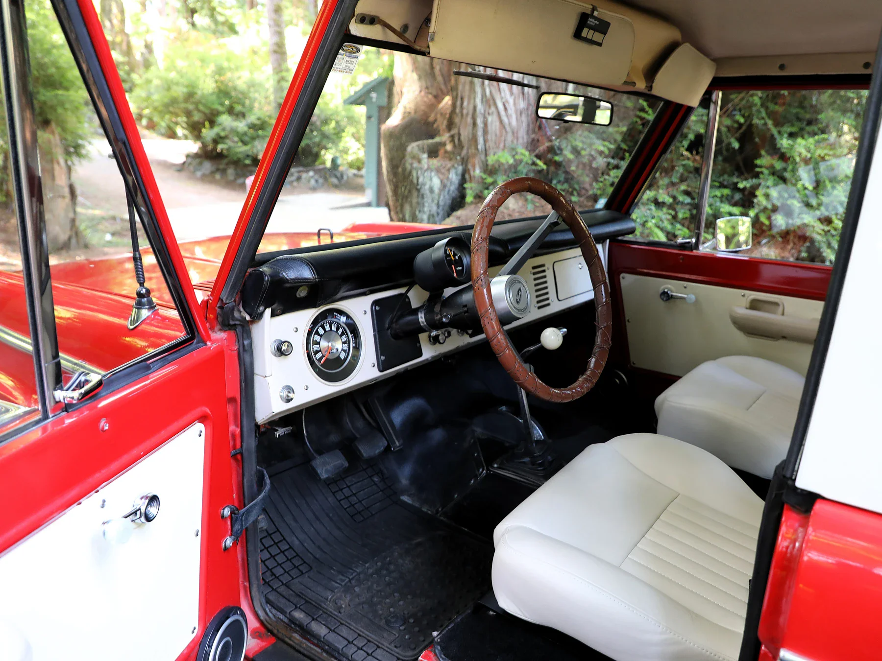 Ford-Bronco-2-door-1969-Red-Off-White-13