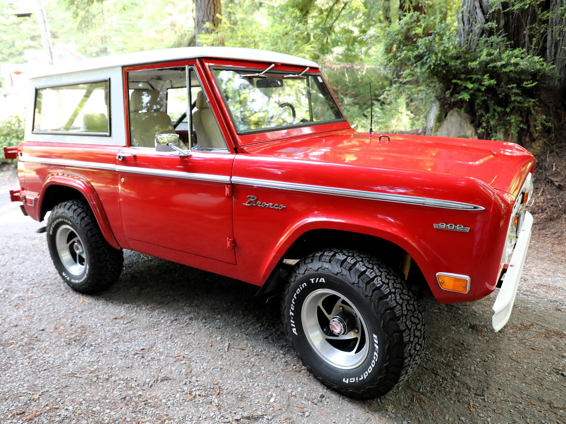 Ford-Bronco-2-door-1969-Red-Off-White-14