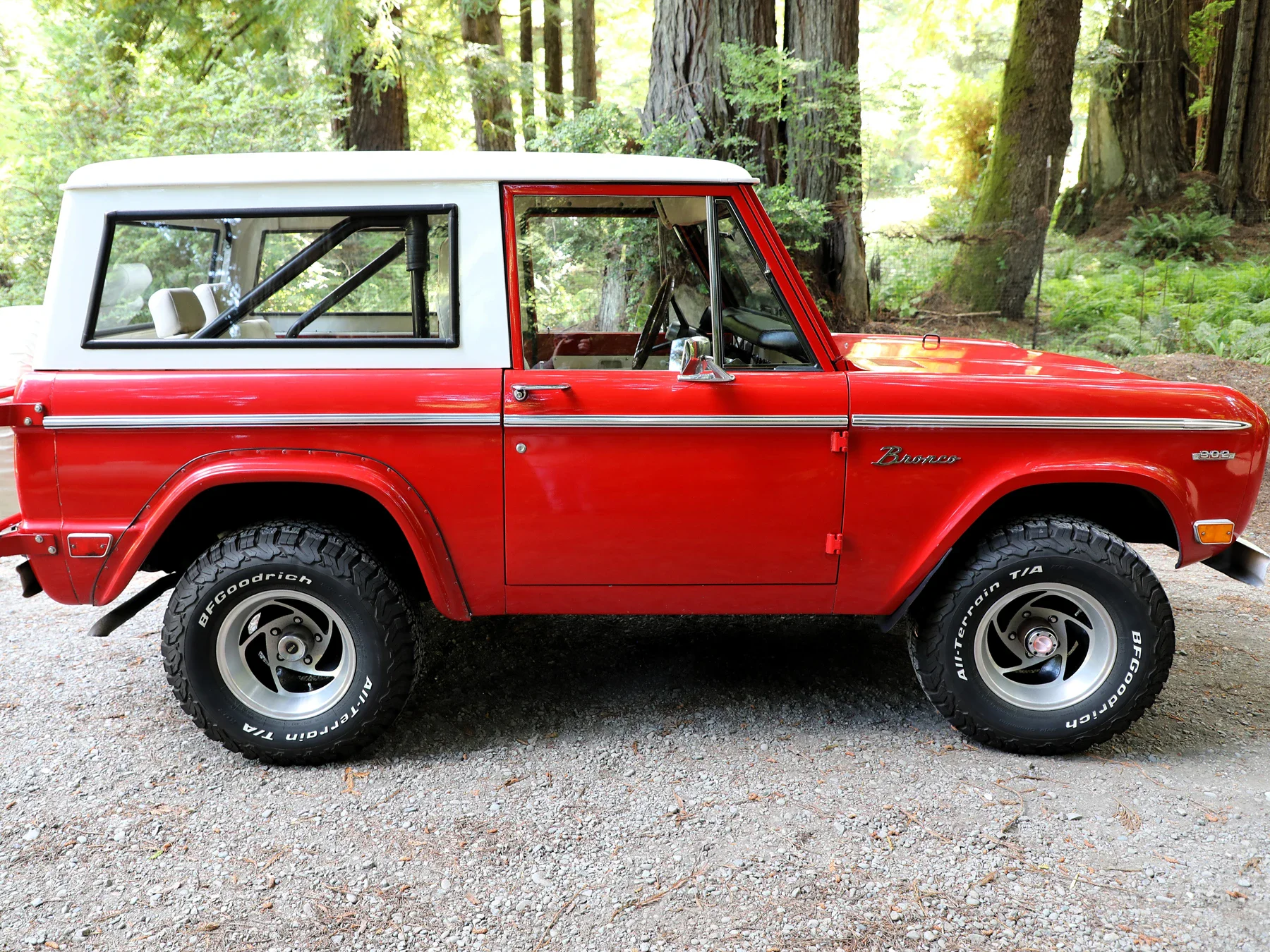 Ford-Bronco-2-door-1969-Red-Off-White-15